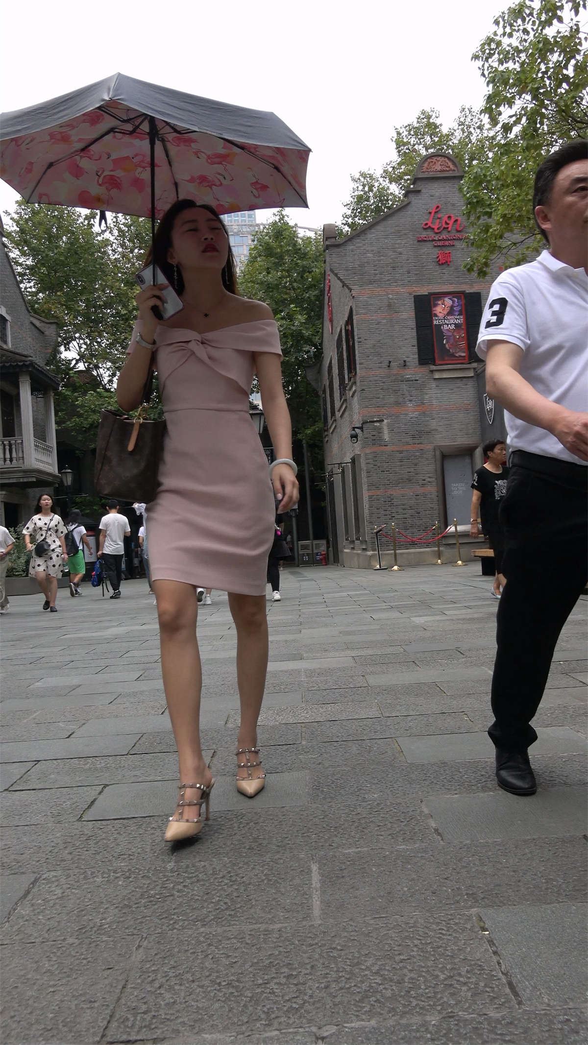 性感身材粉色连衣裙高跟美女