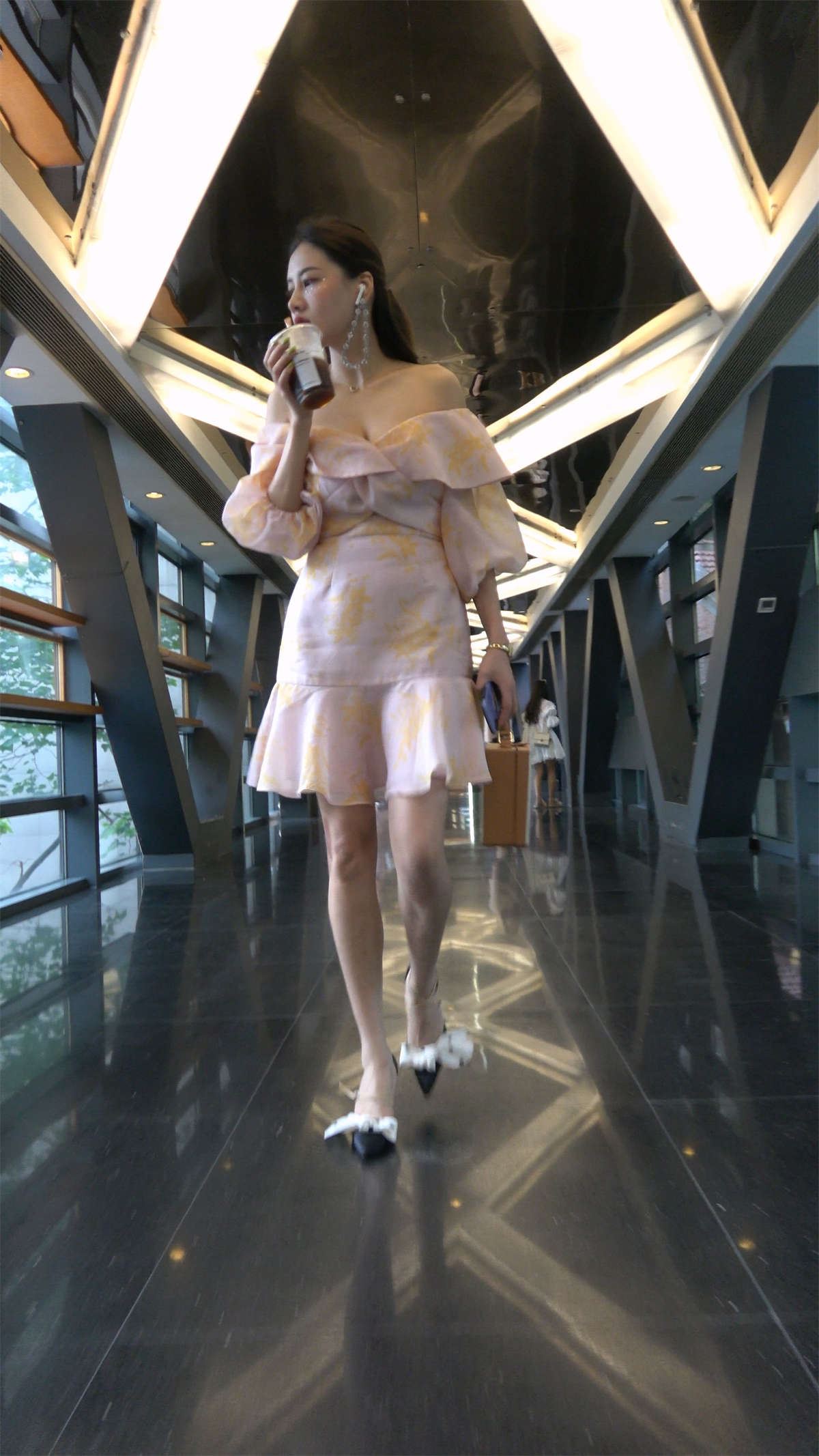 性感抹胸装连衣裙高跟美女