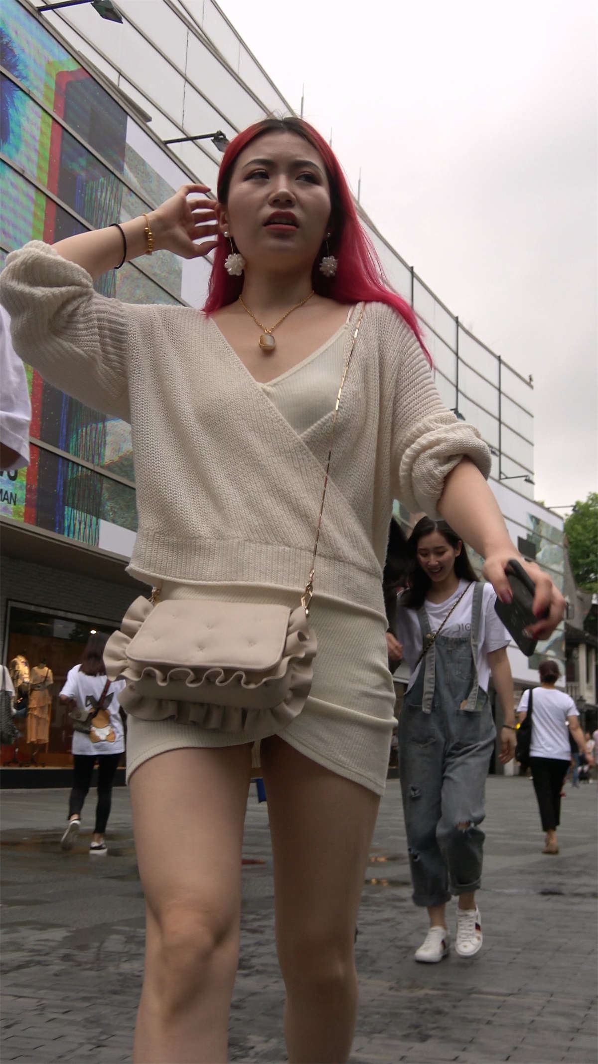 性感米色短裙V领高跟美女