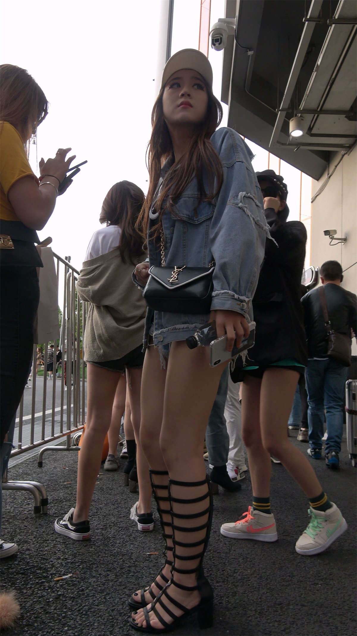 性感高挑热裤罗马鞋大美女
