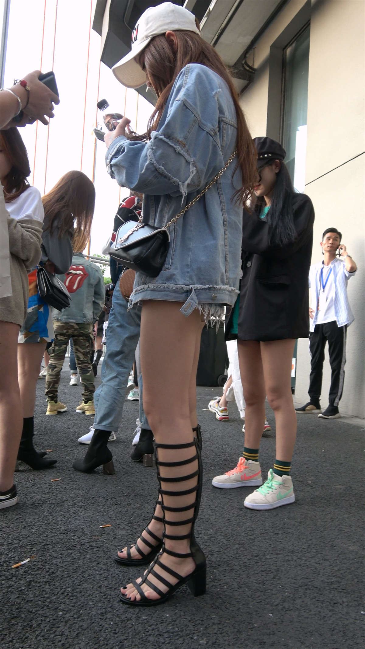 性感高挑热裤罗马鞋大美女