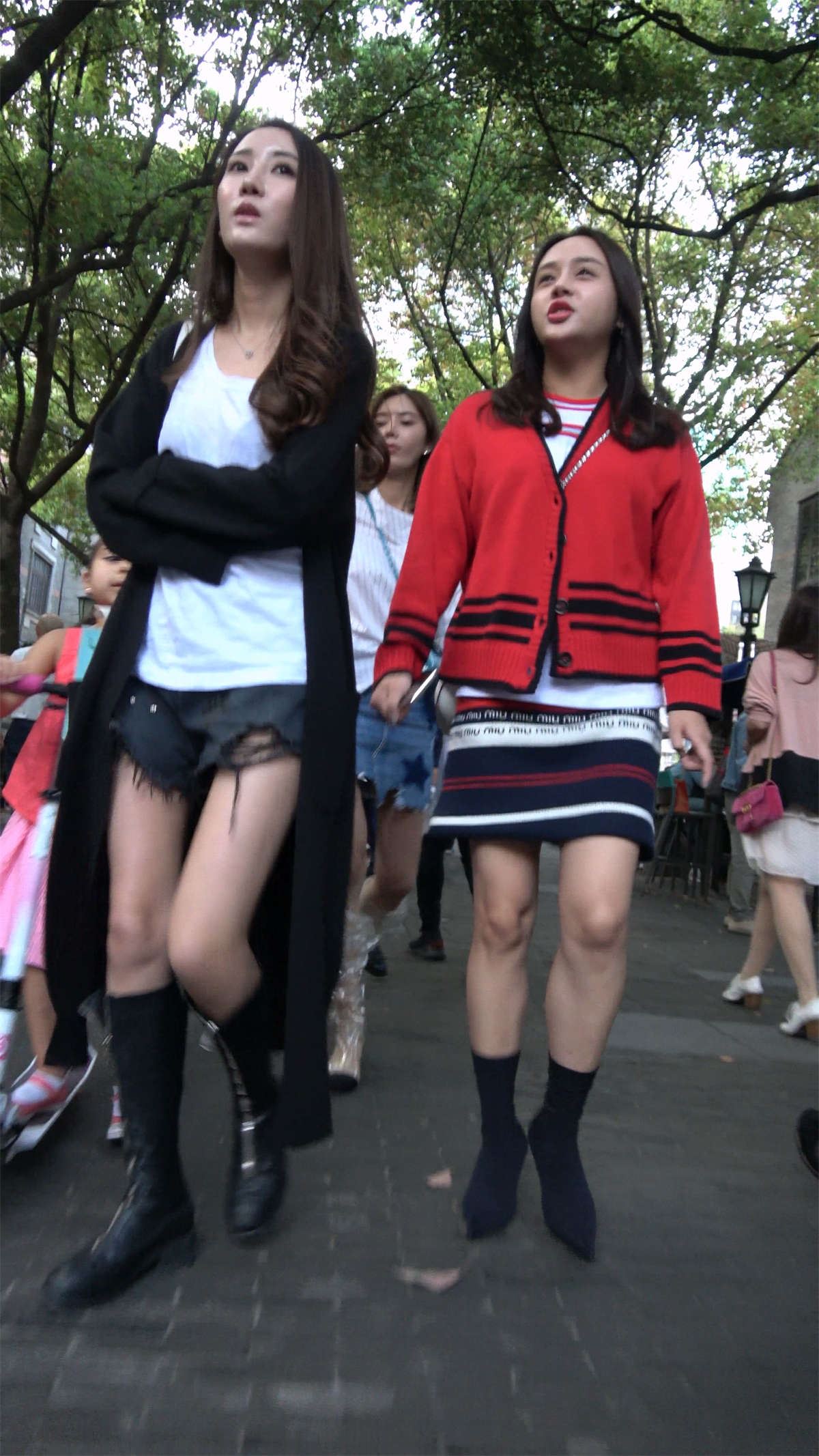 气质短裙两姐妹