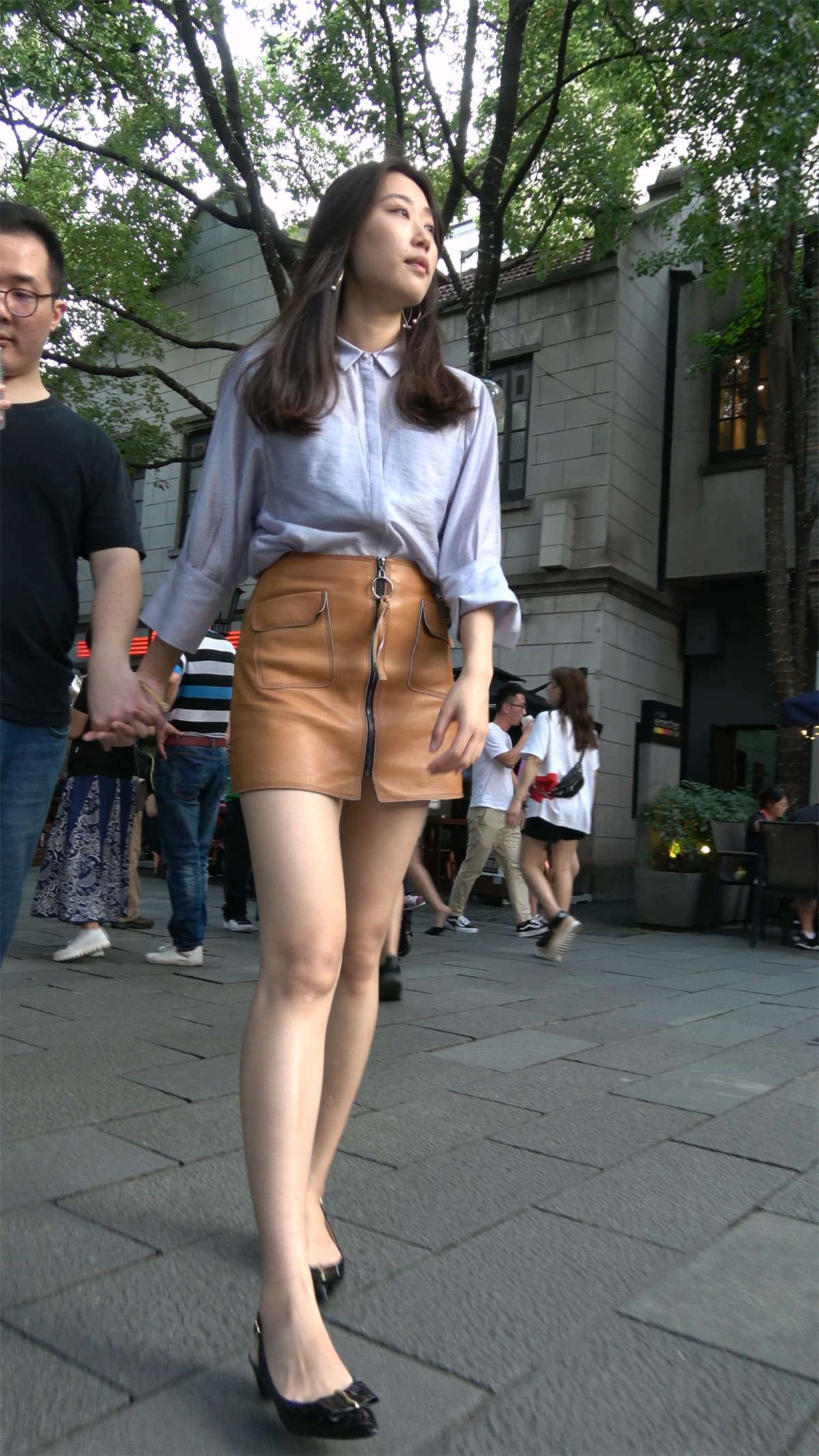 热恋中的皮短裙美眉