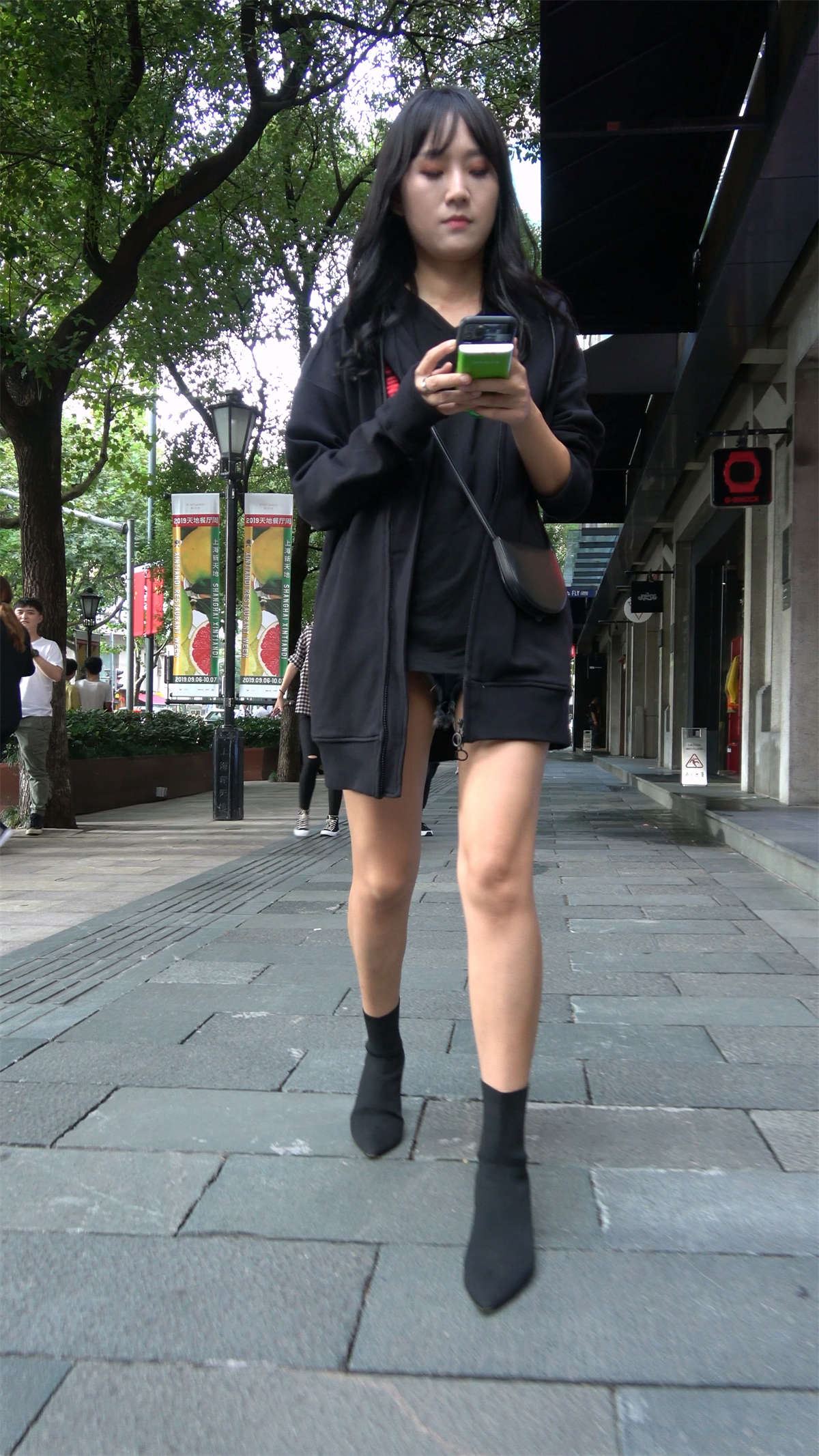 长靴黑色卫衣小美女