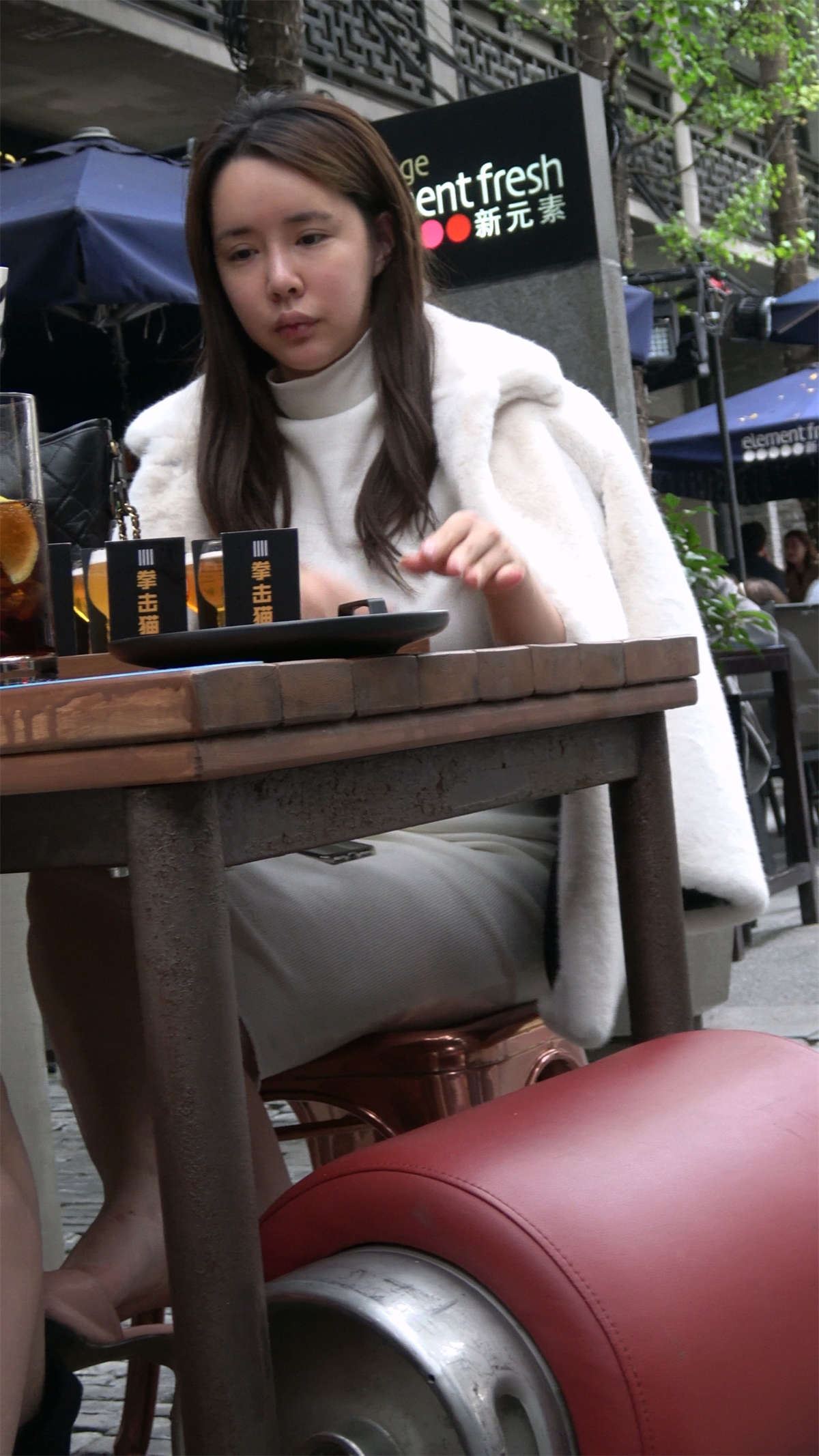 两位性感美女吃下午茶玩自拍