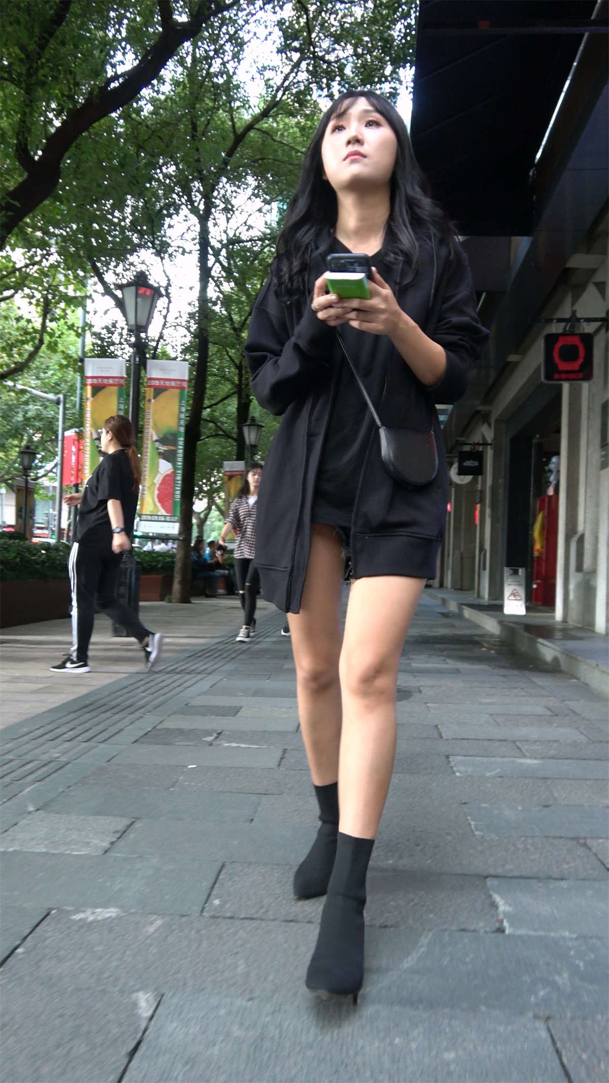 长靴黑色卫衣小美女