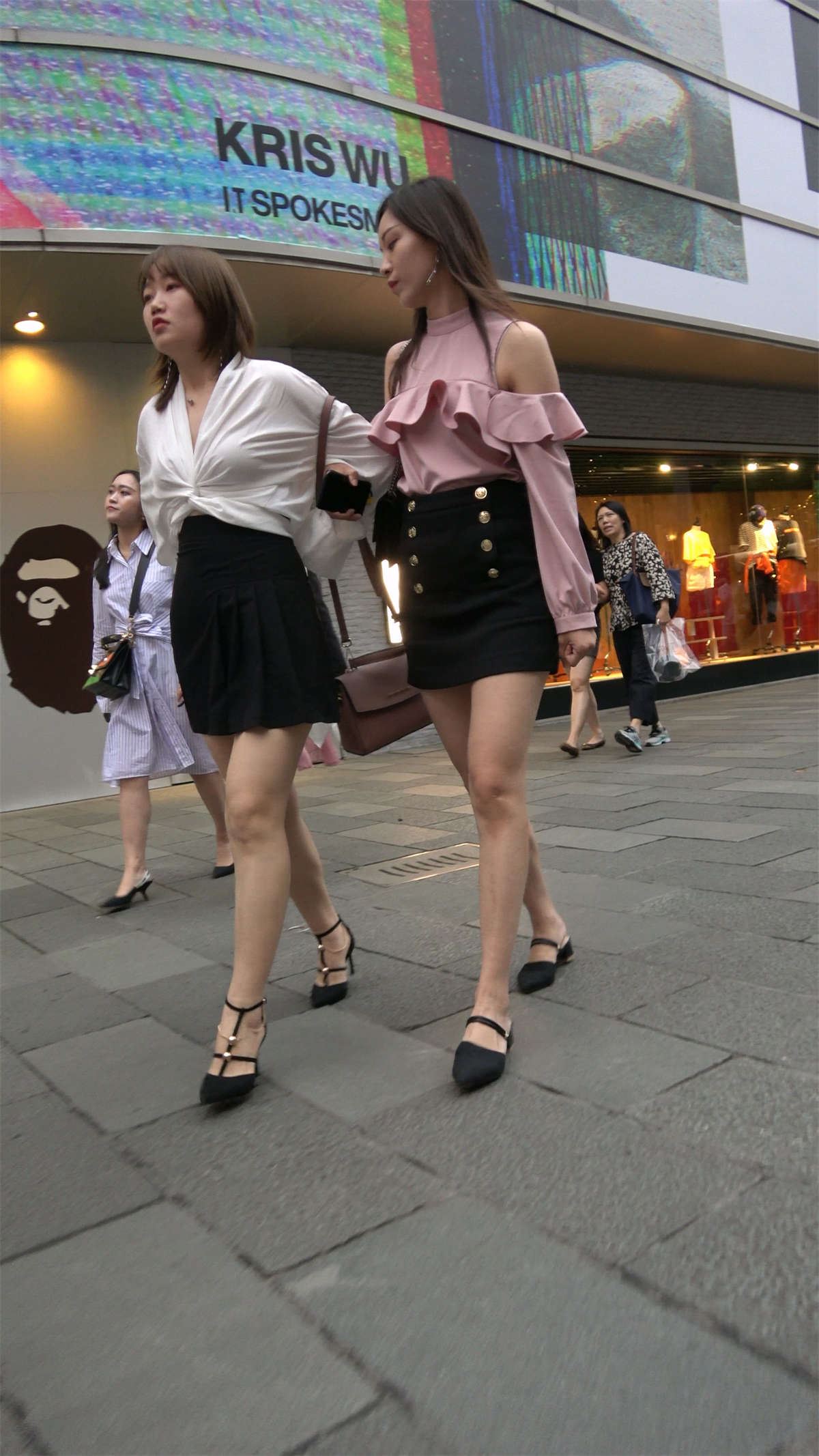跟拍黑色短裙长腿高跟美女