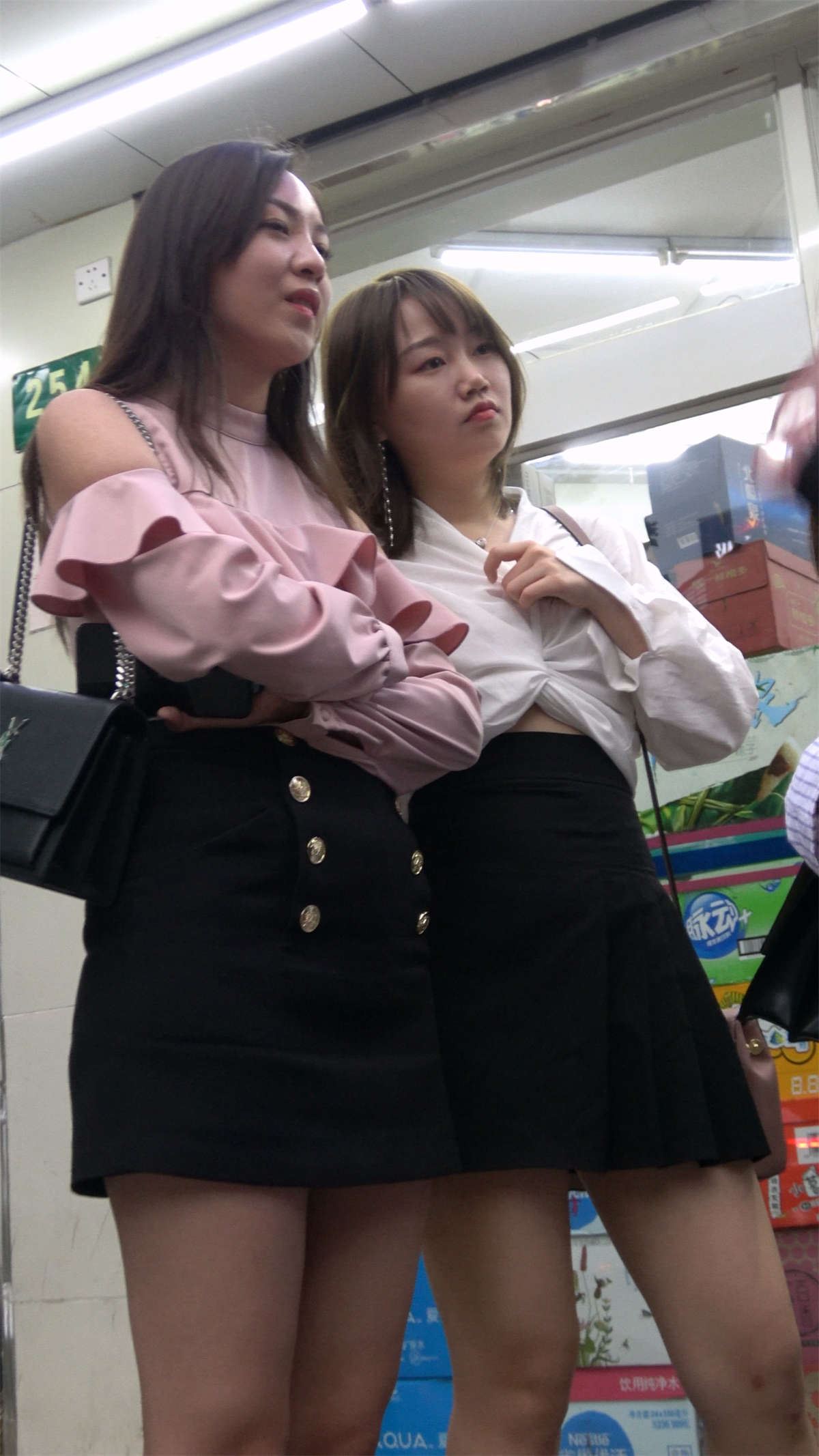 跟拍黑色短裙长腿高跟美女