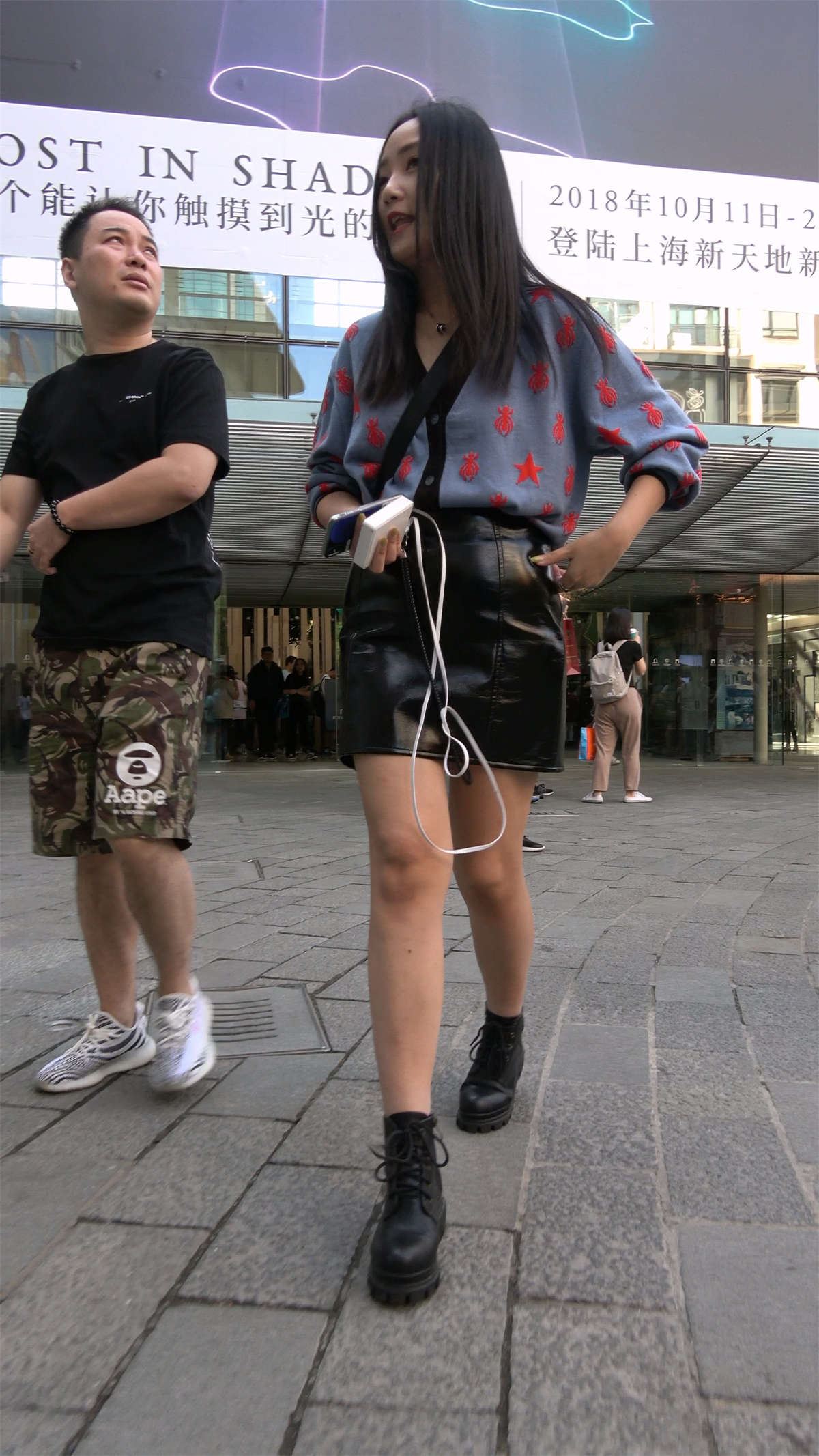 性感的皮短裙长发美女