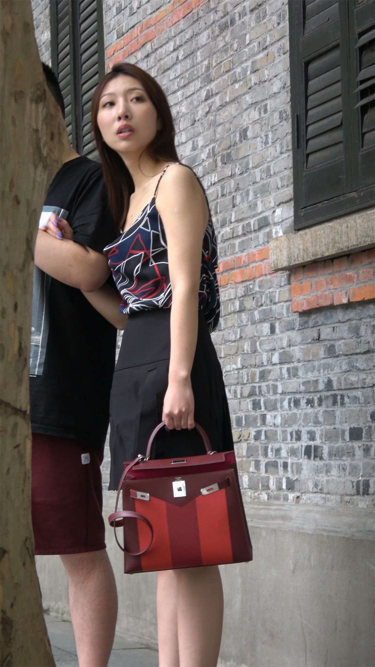 性感低胸吊带配百褶短裙妹子
