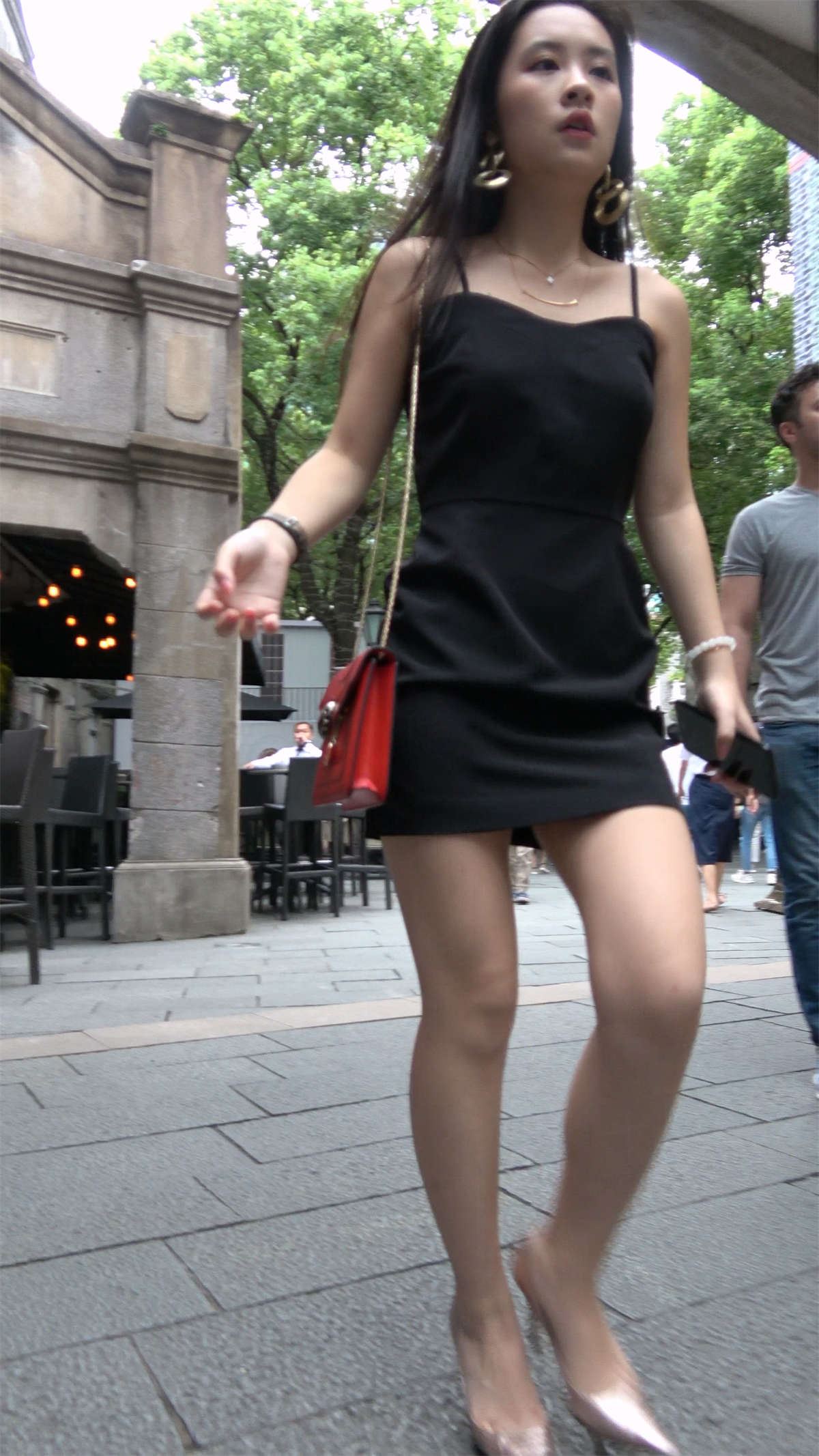 性感吊带黑色短裙高跟丝袜美女