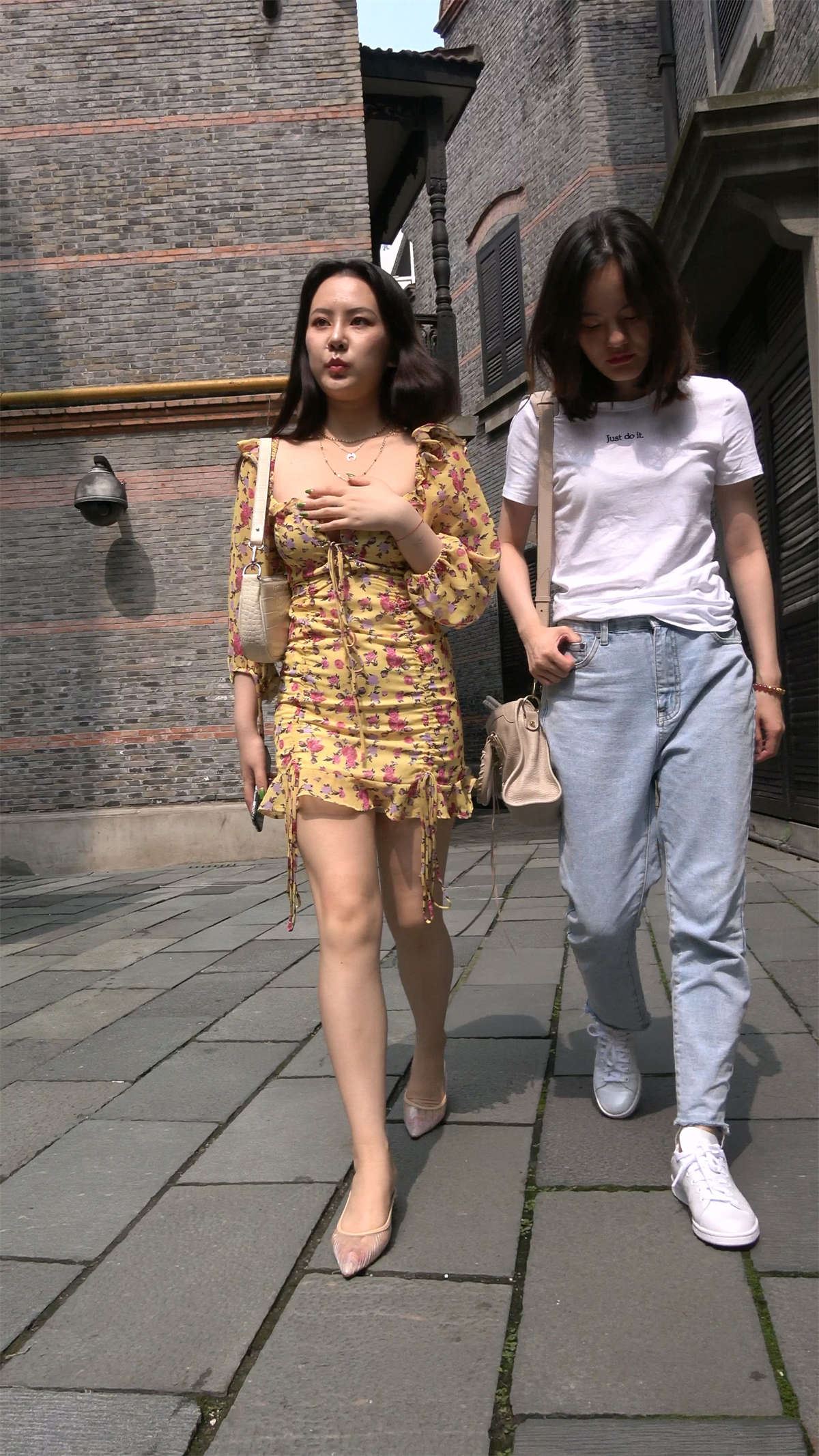 性感低胸装高跟短裙美女