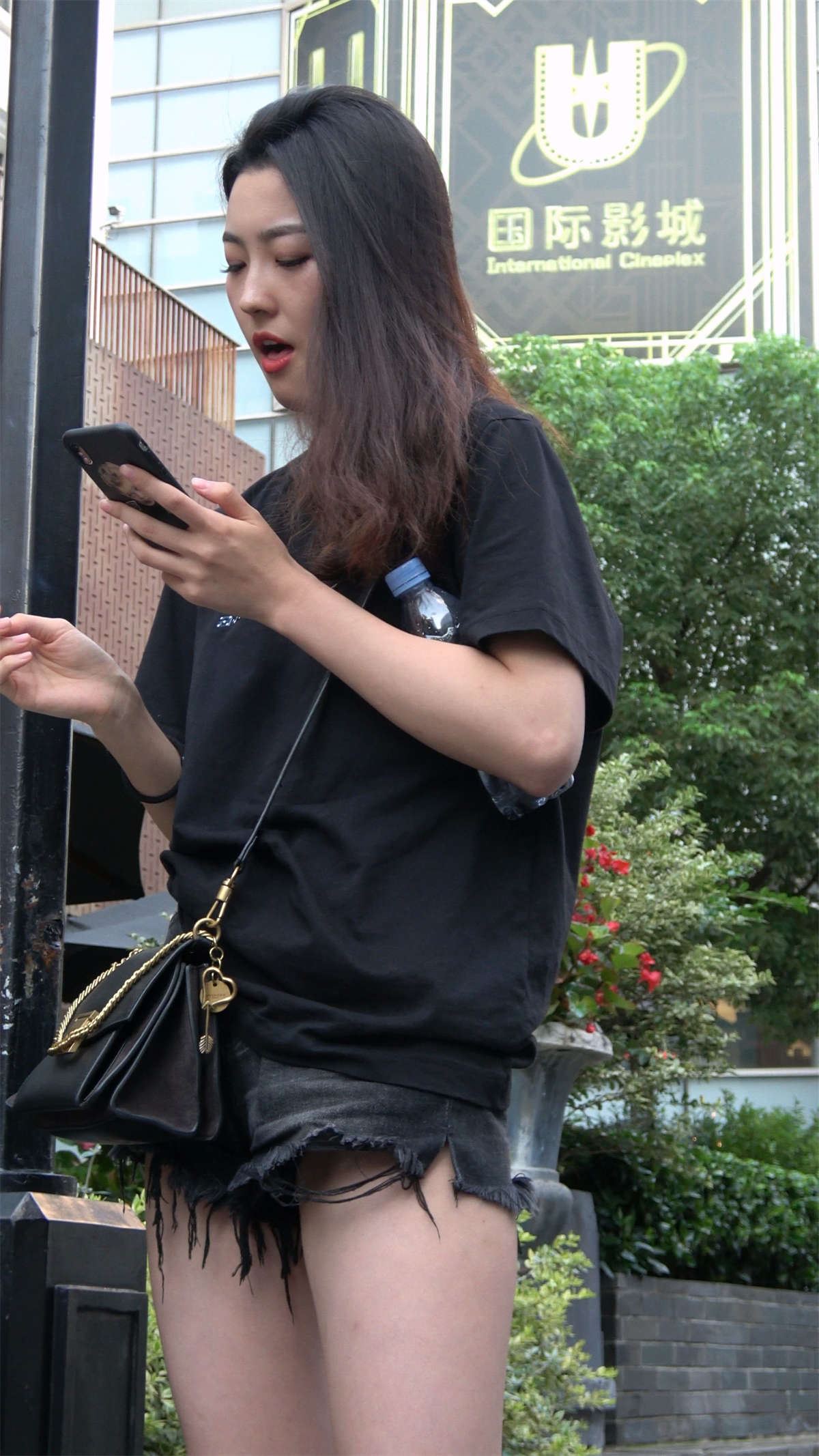 热裤美腿吸烟的漂亮小姐姐