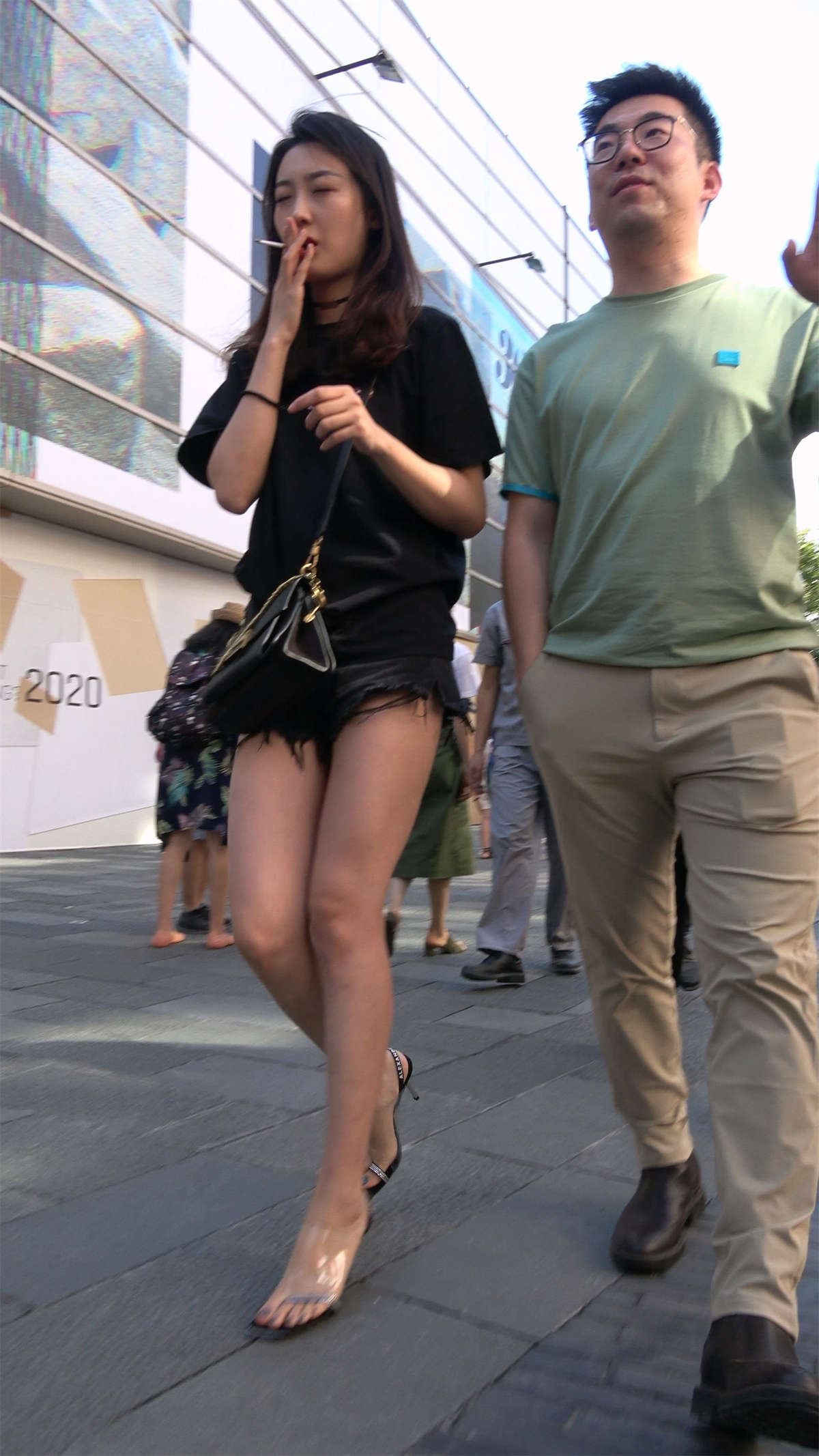 热裤美腿吸烟的漂亮小姐姐