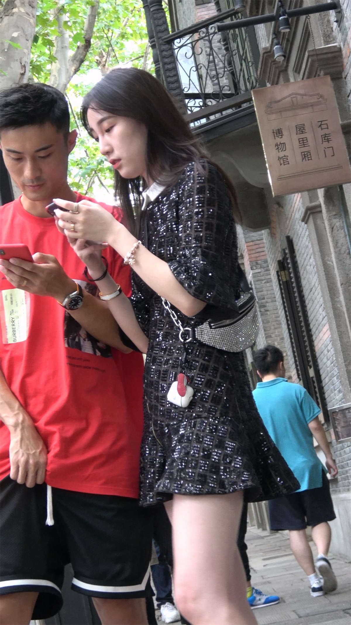 热恋中的黑色连衣裙妹子
