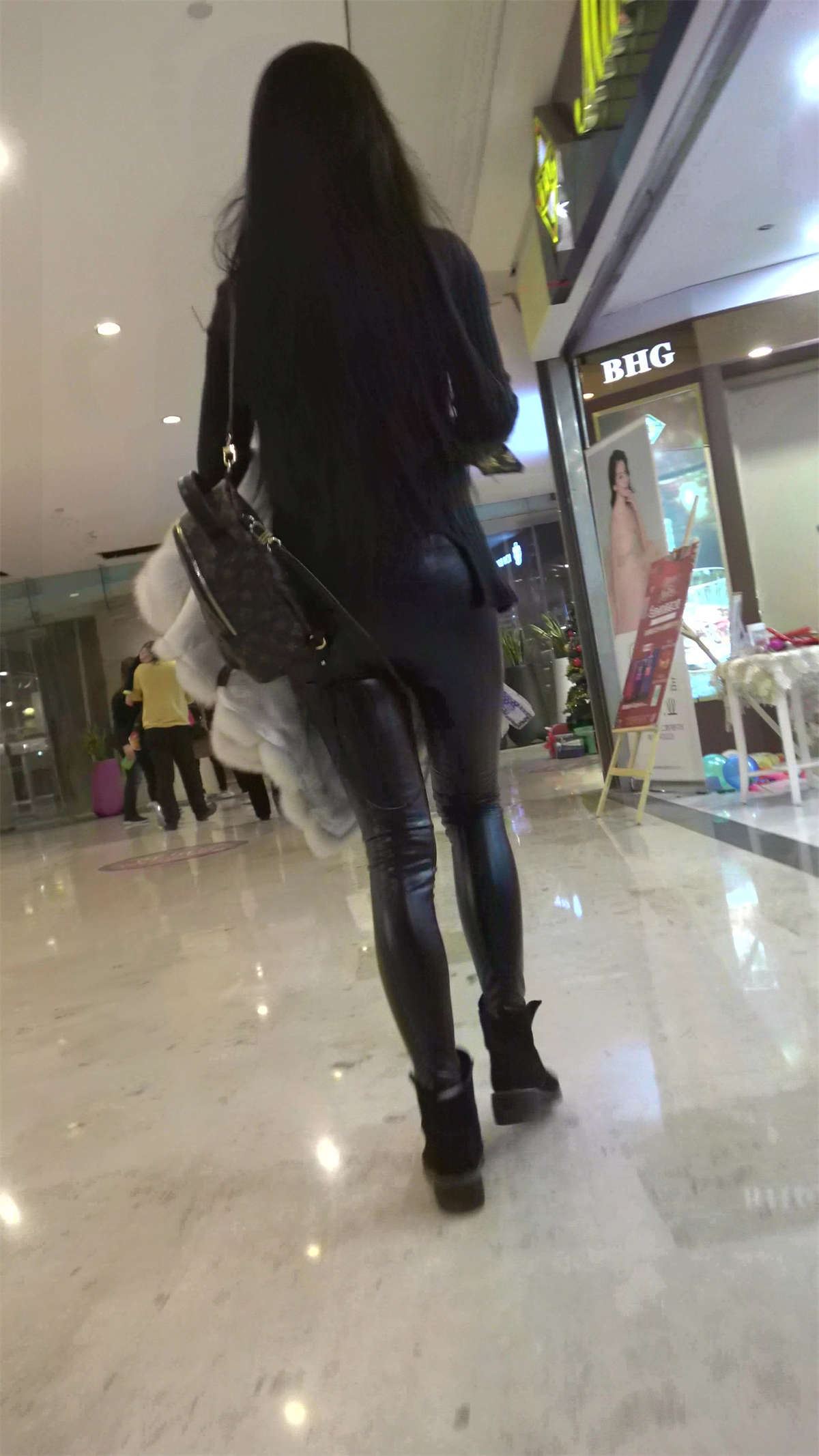 黑色毛衣紧身皮裤街拍美臀MM