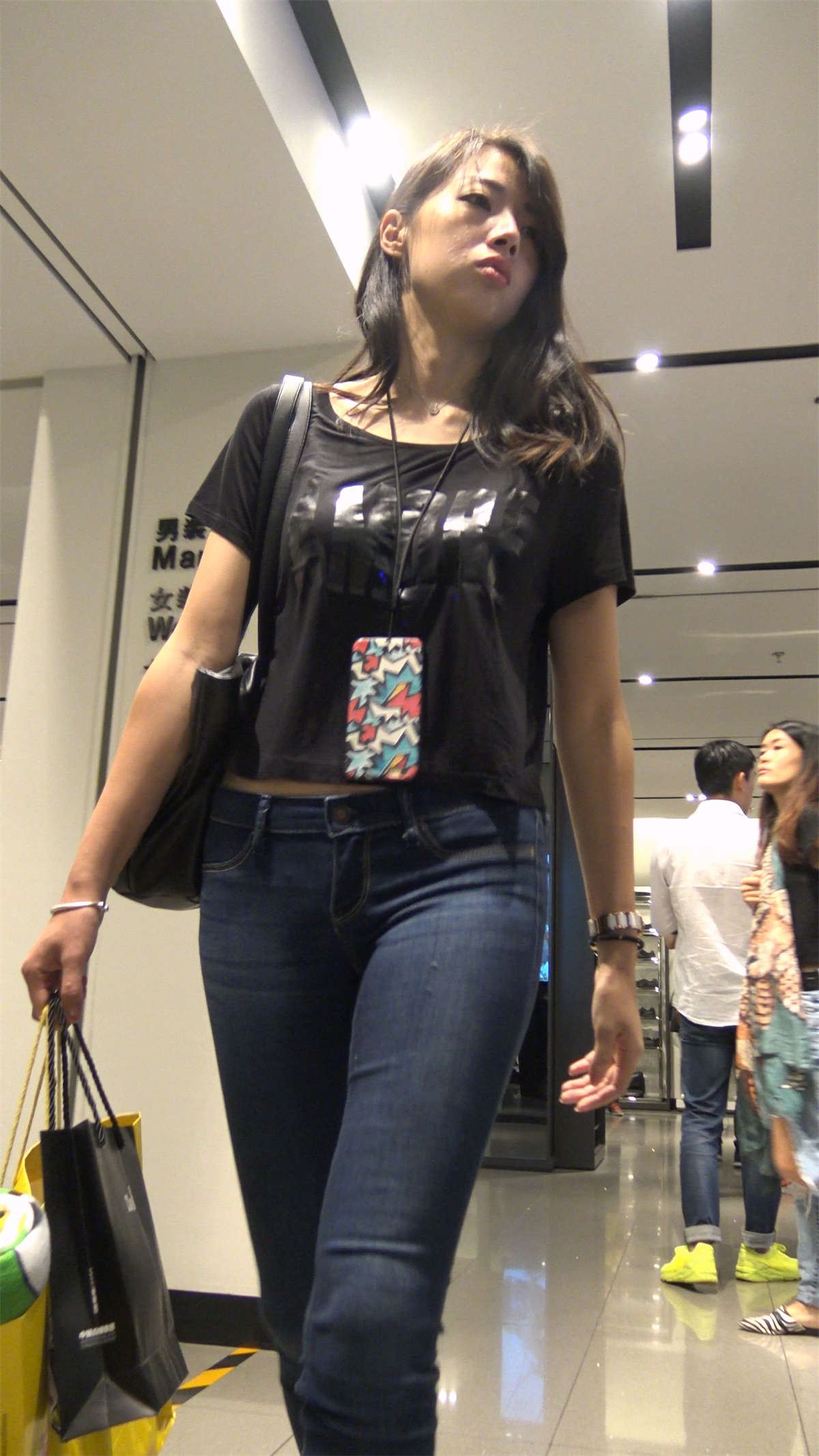紧身牛仔裤黑T恤美女逛街
