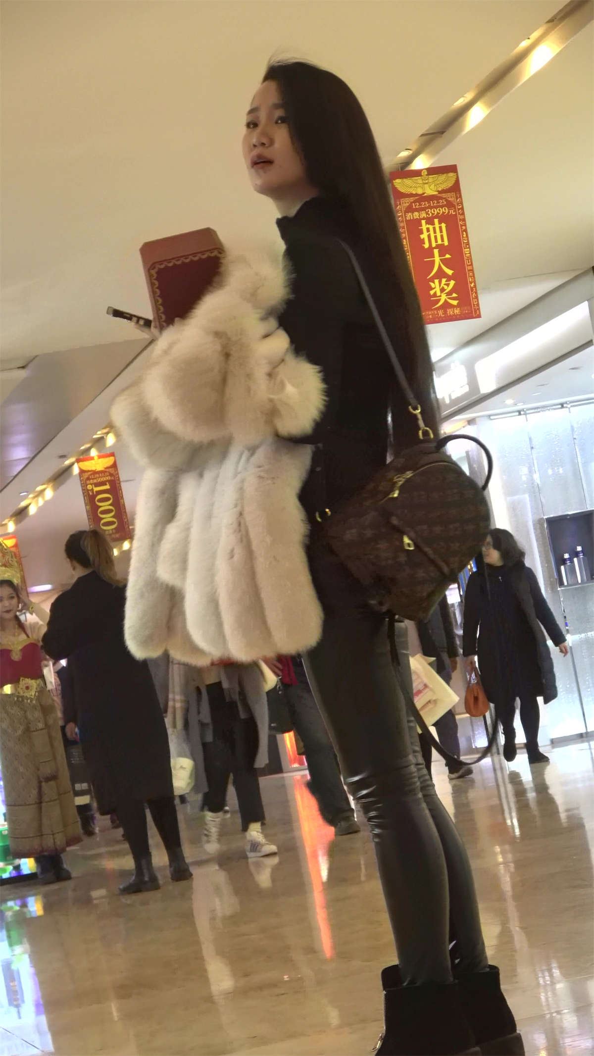 黑色毛衣紧身皮裤街拍美臀MM