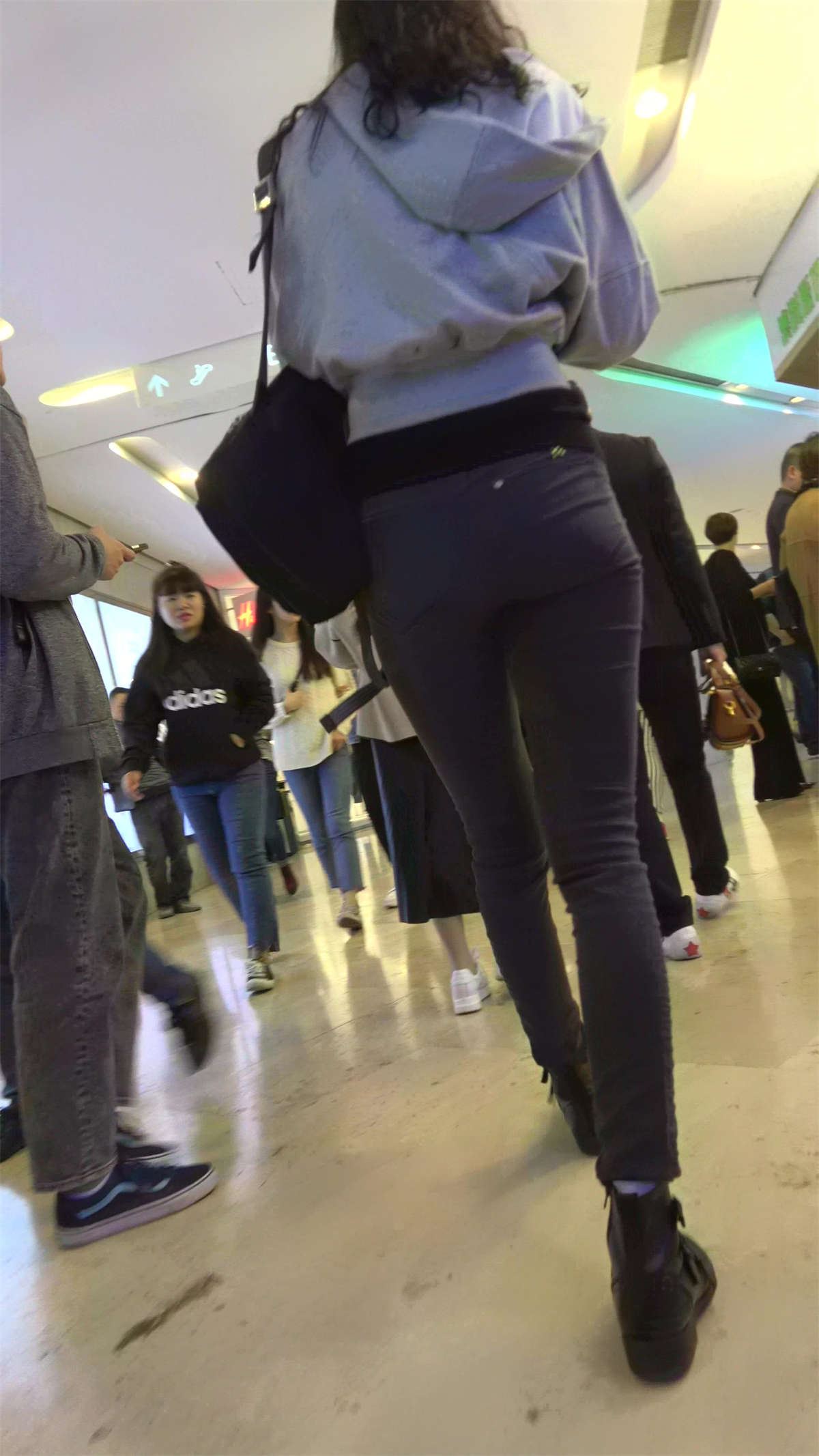 逛商场的紧身牛仔MM