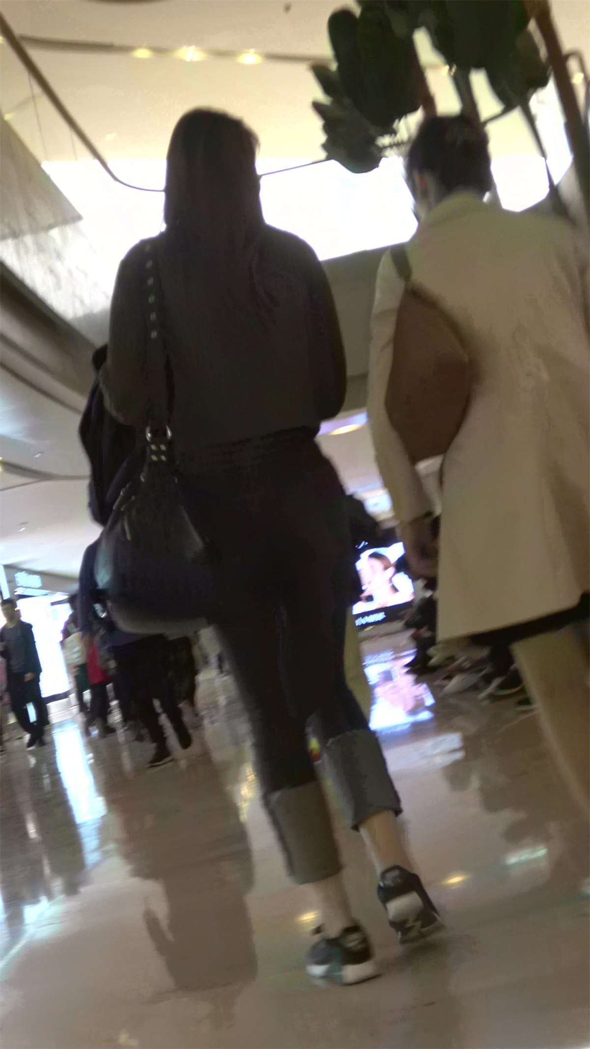 商场偶遇宽臀紧身黑色牛仔裤美女
