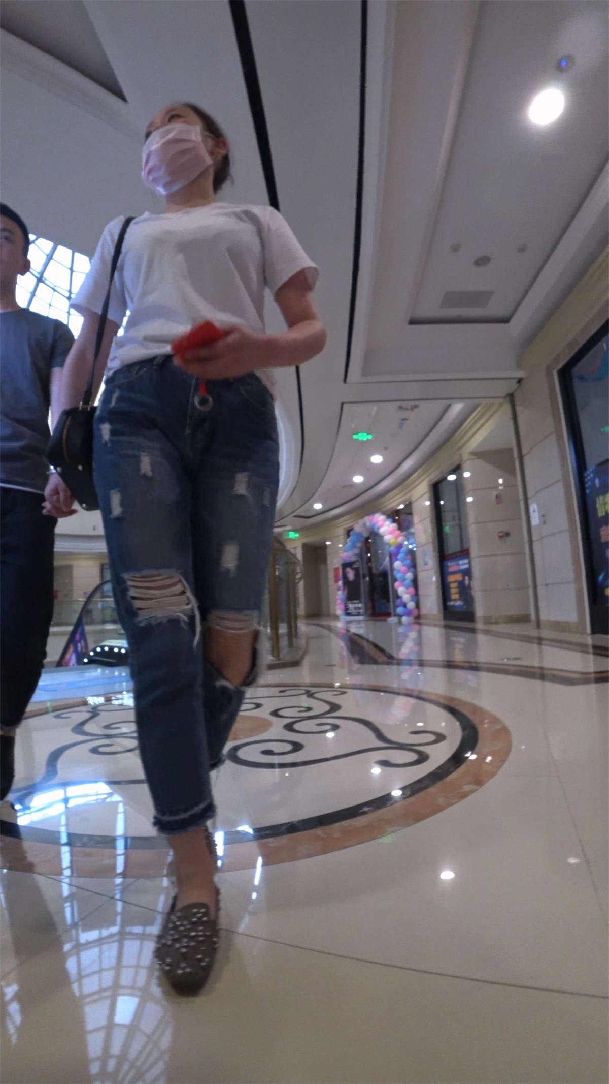 粉色口罩破洞蓝牛小清新街拍美女