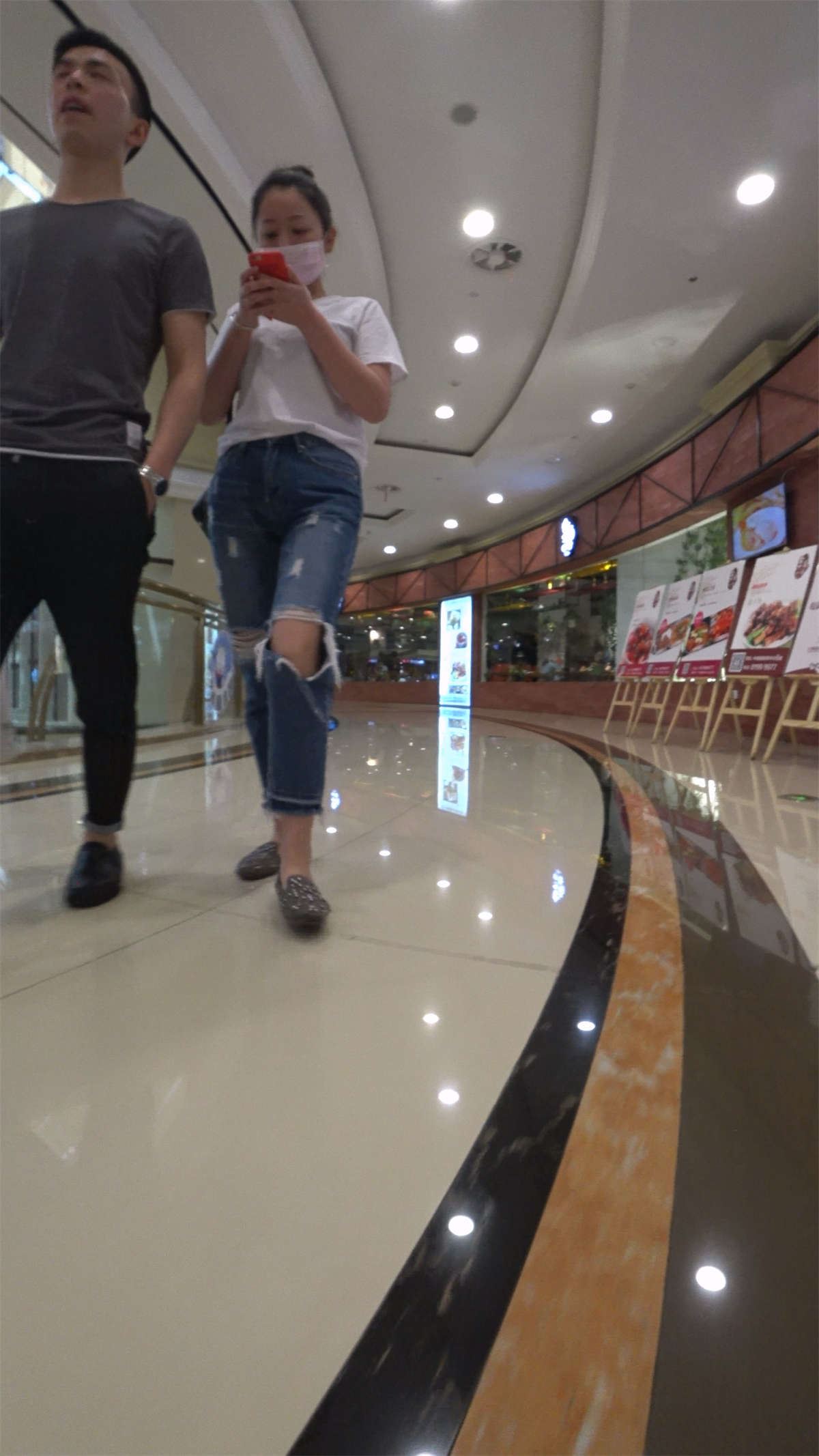 粉色口罩破洞蓝牛小清新街拍美女