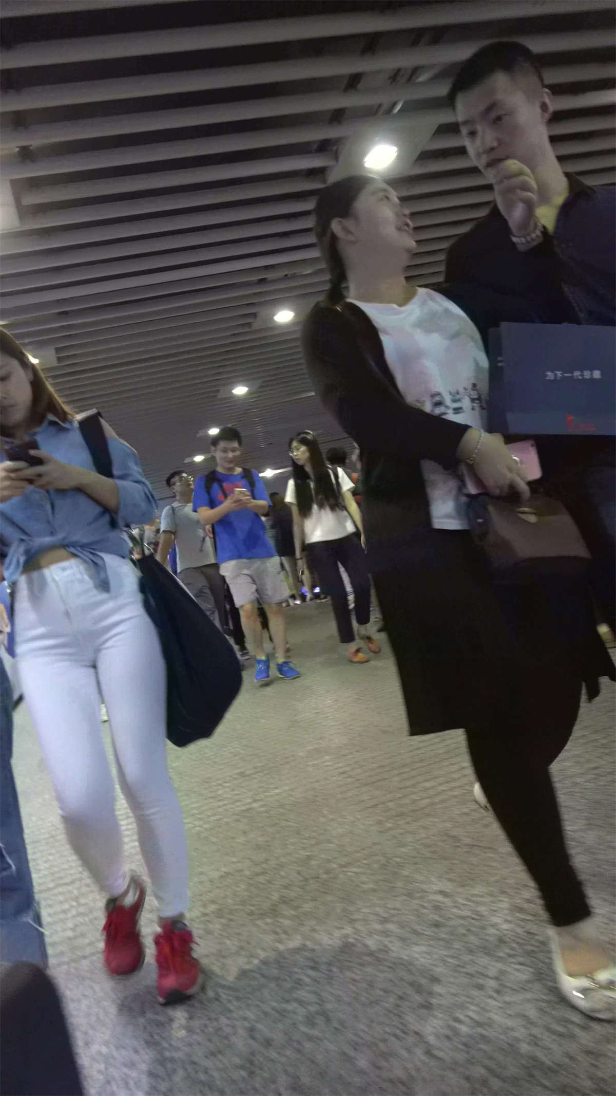红色运动鞋街拍紧身白裤美臀漂亮美女小姐姐