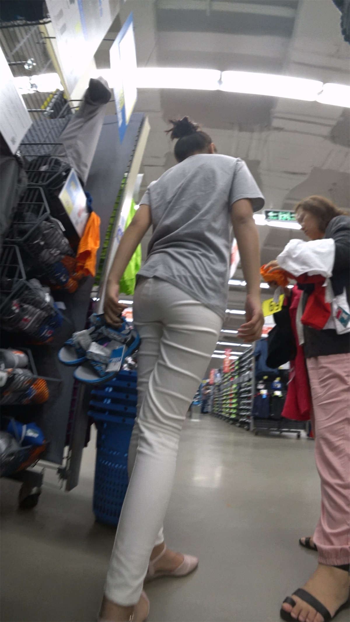 紧身白裤灰T恤小美女逛超市