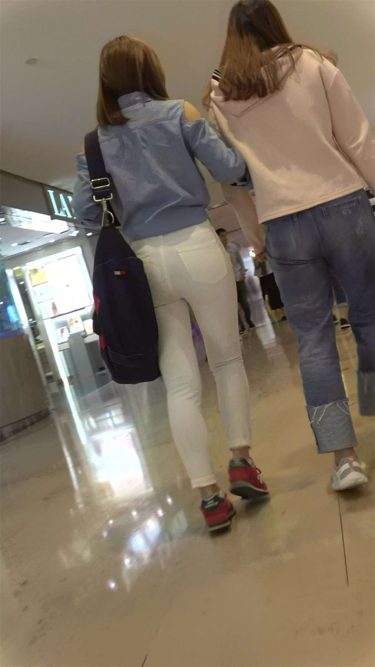 红色运动鞋街拍紧身白裤美臀漂亮美女小姐姐