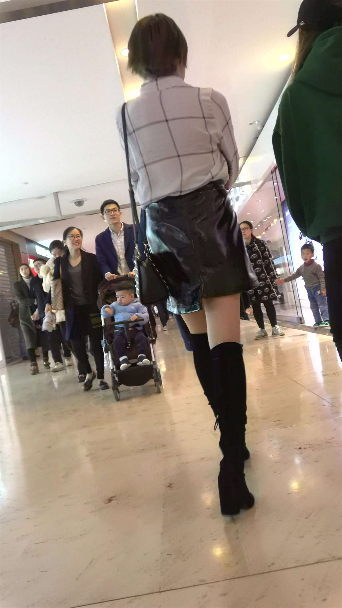 皮裤美腿街拍美女两位