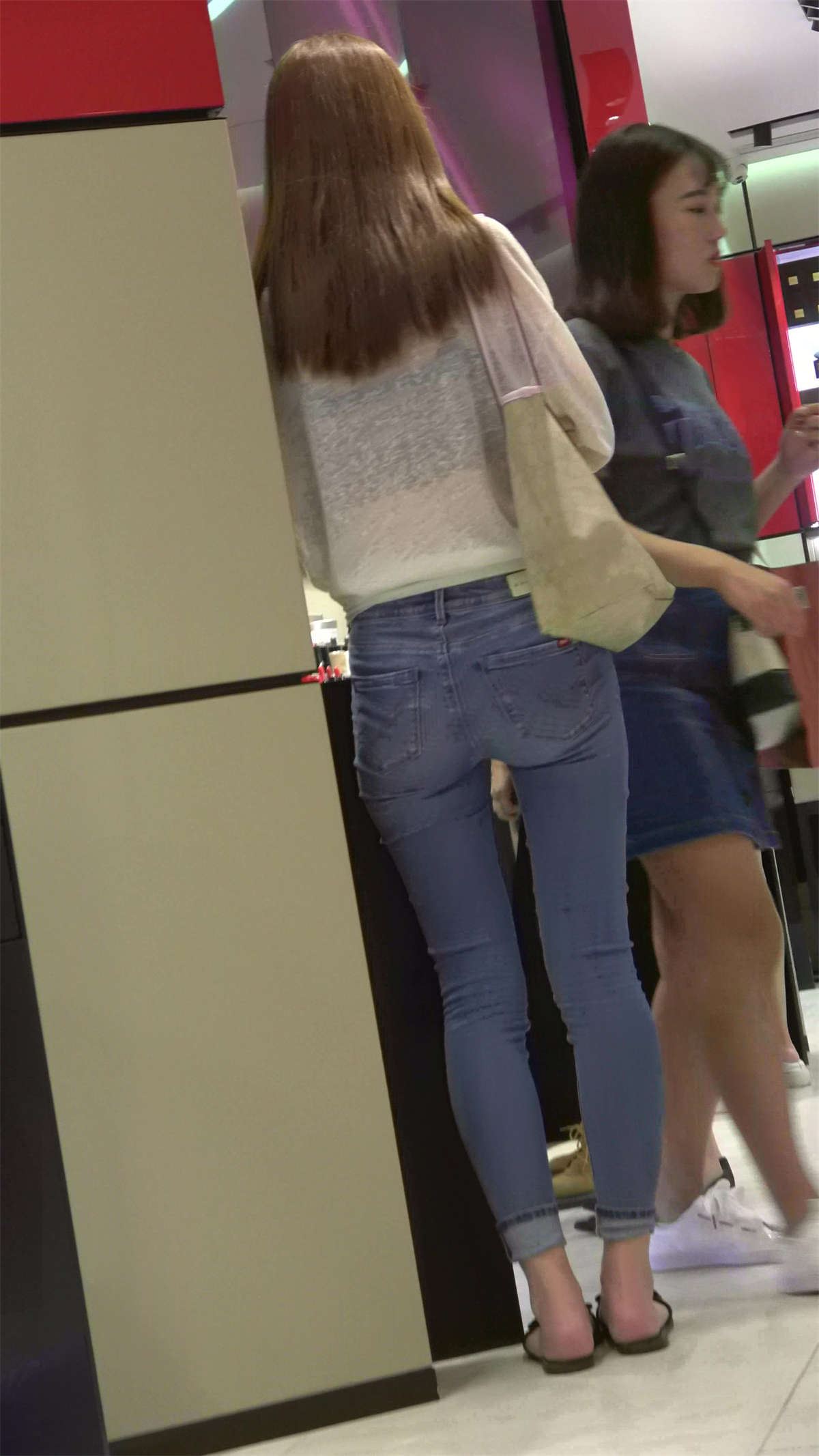 邻家女孩般亲切的街拍紧身蓝牛美女