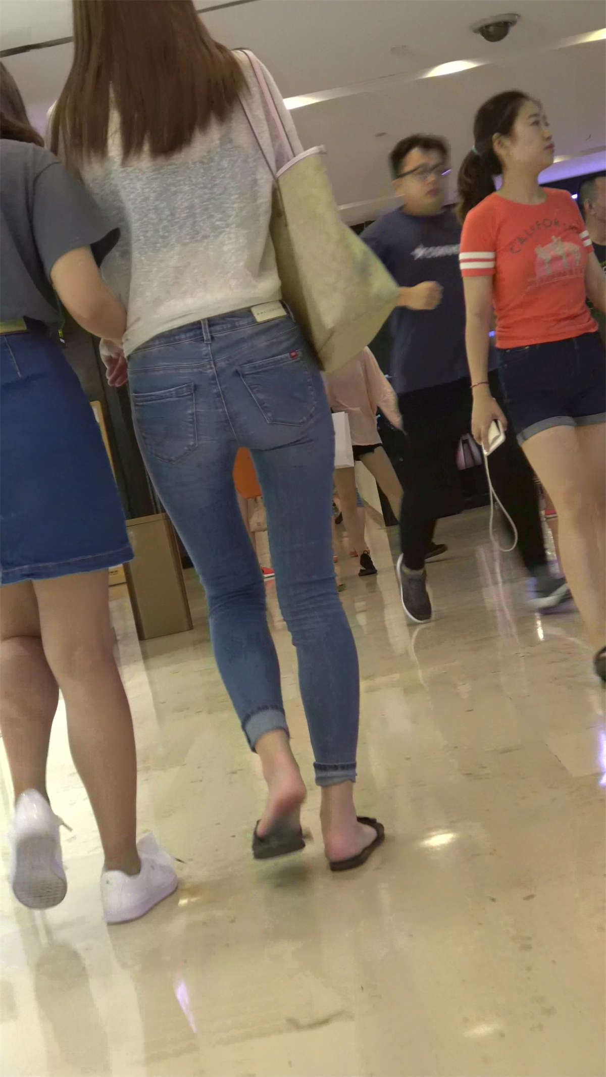 邻家女孩般亲切的街拍紧身蓝牛美女