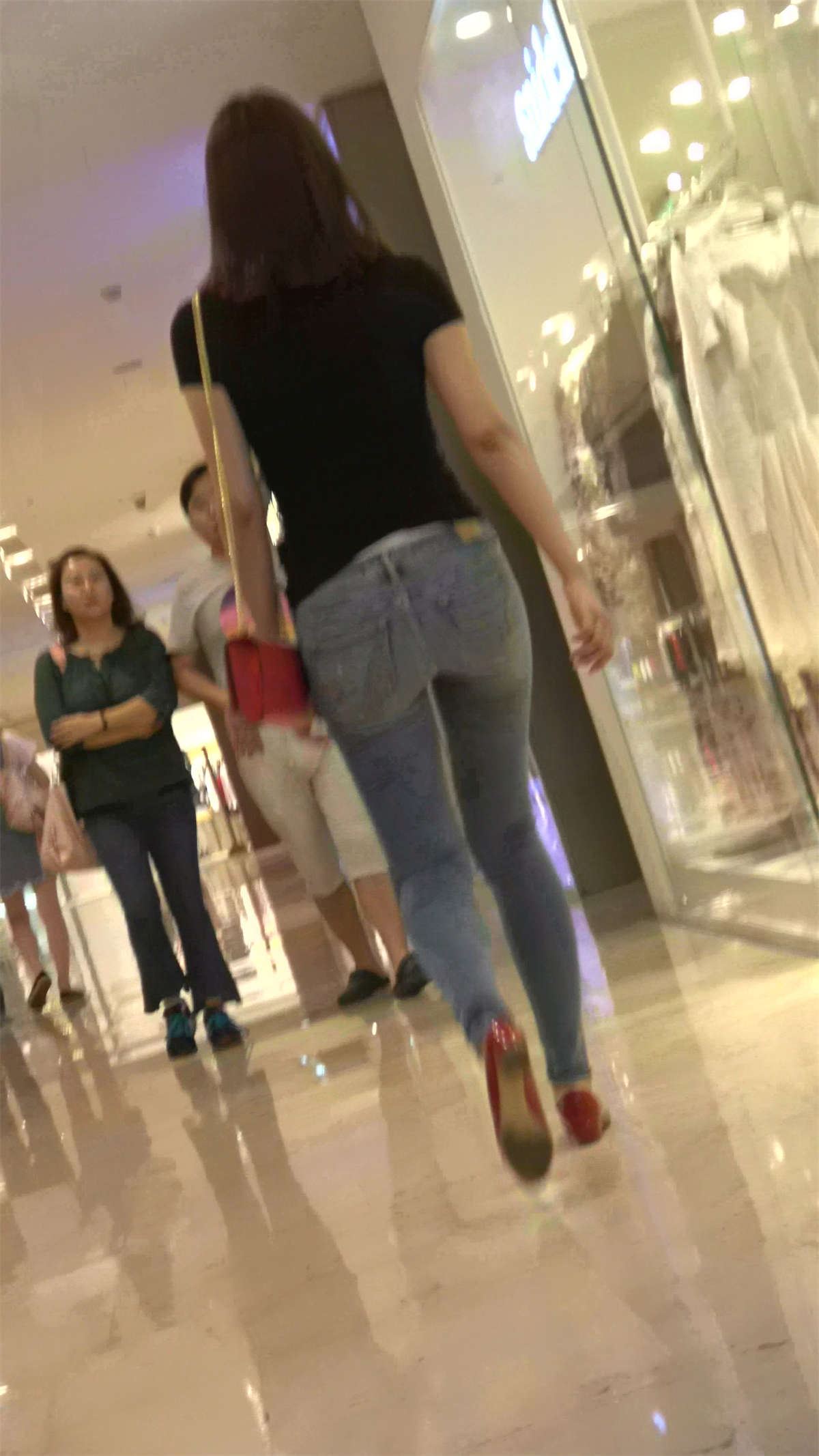 黑T恤极品美腿街拍紧身蓝色牛仔裤美女