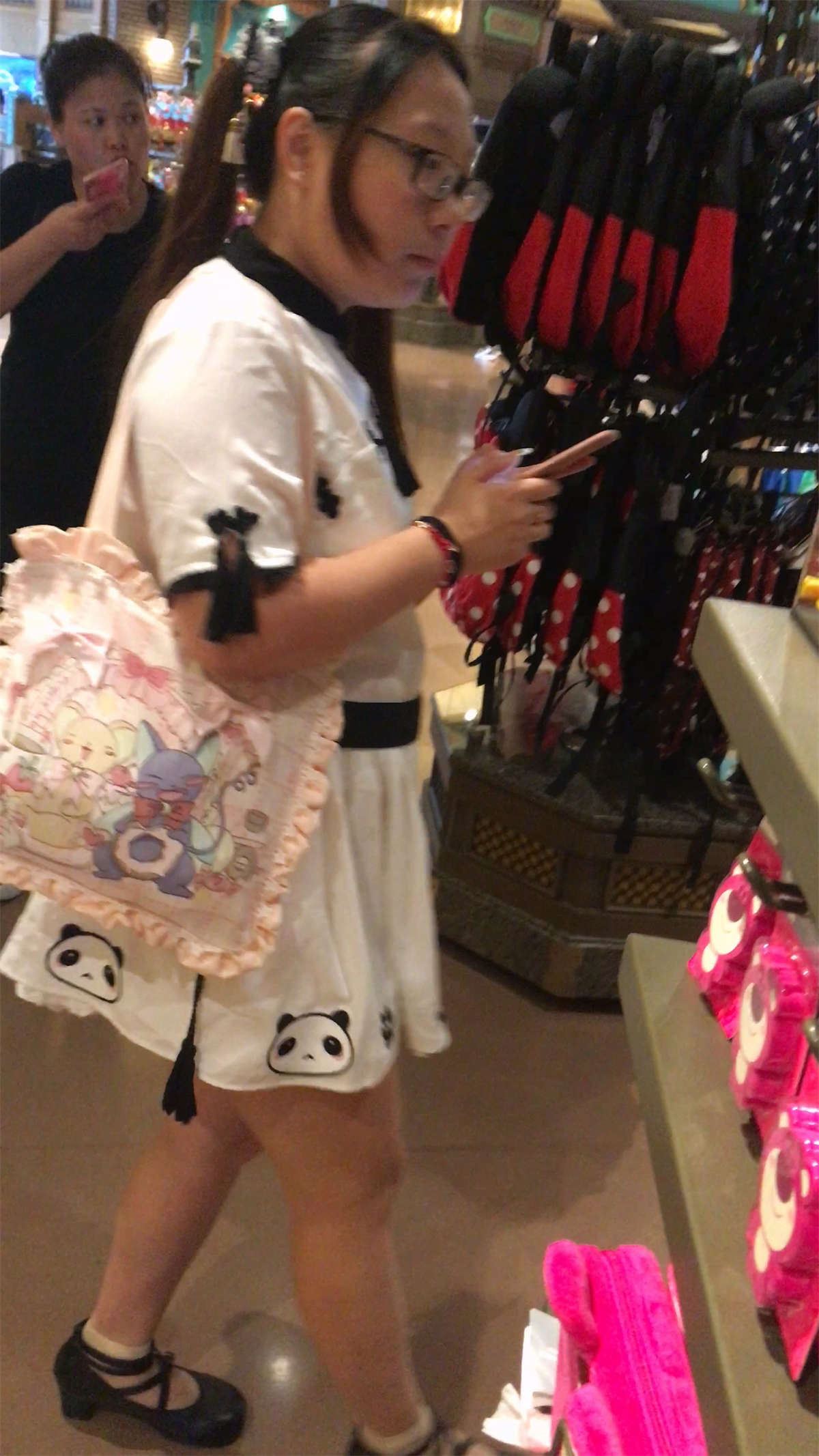 等朋友买东西的白裙眼镜妹