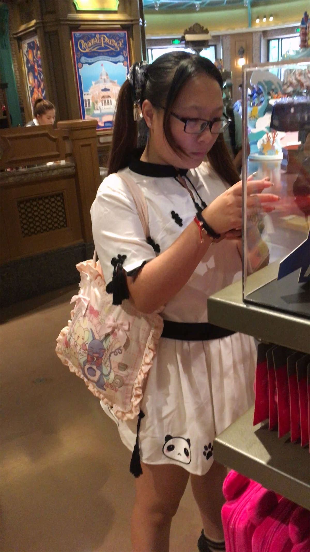 等朋友买东西的白裙眼镜妹