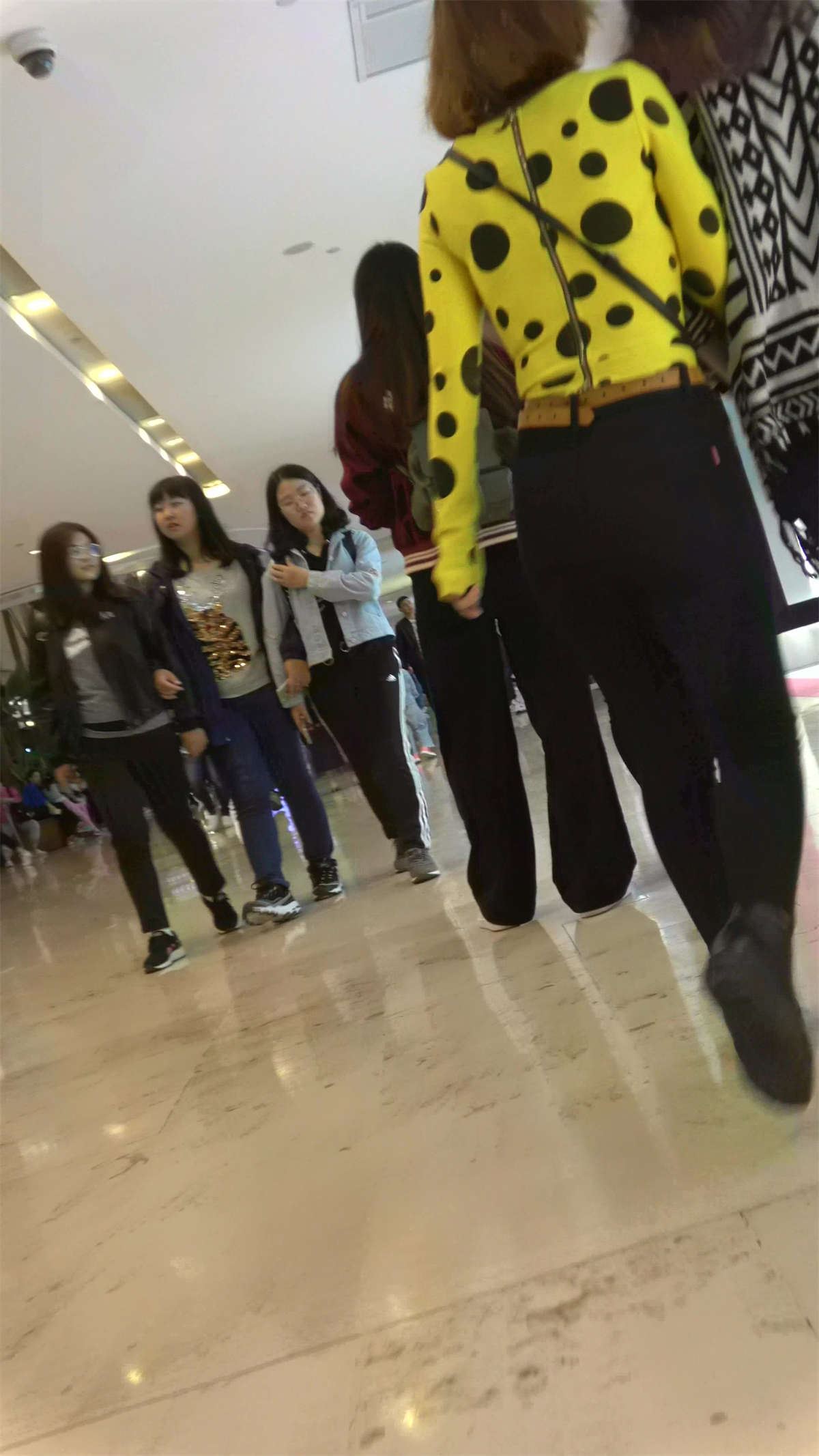 黑色紧身美女商场挑衣服