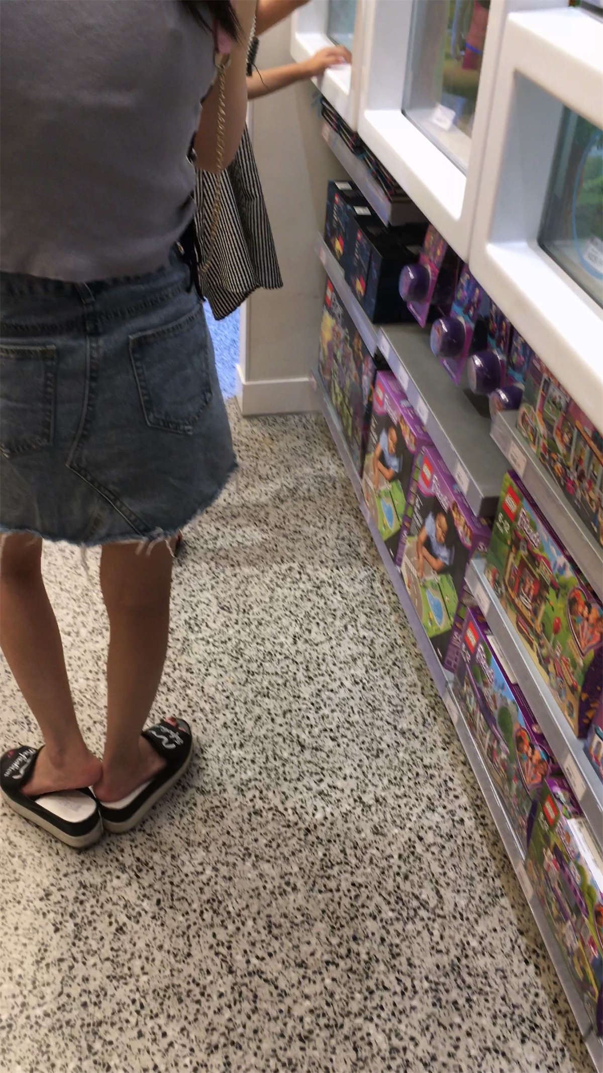 牛仔裙眼镜少妇带娃逛街