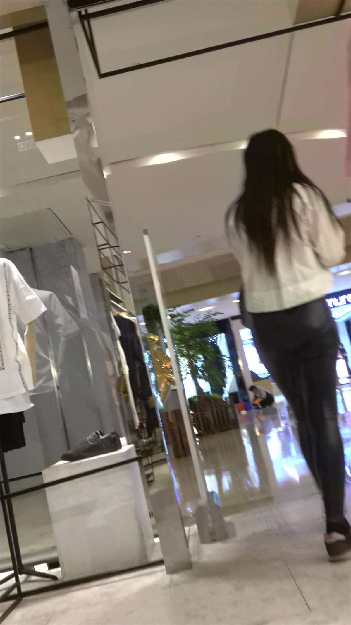 白衬衫紧身皮裤美眉三角区很鼓