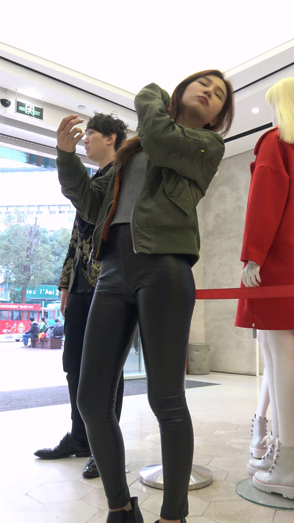 紧身皮裤美丽小姐姐买衣服