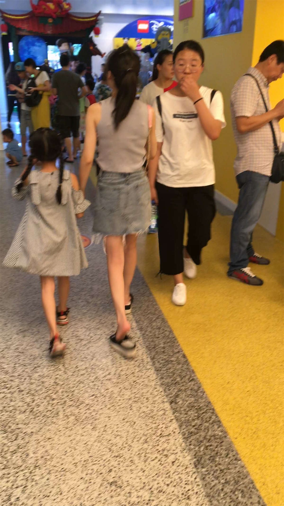 牛仔裙眼镜少妇带娃逛街