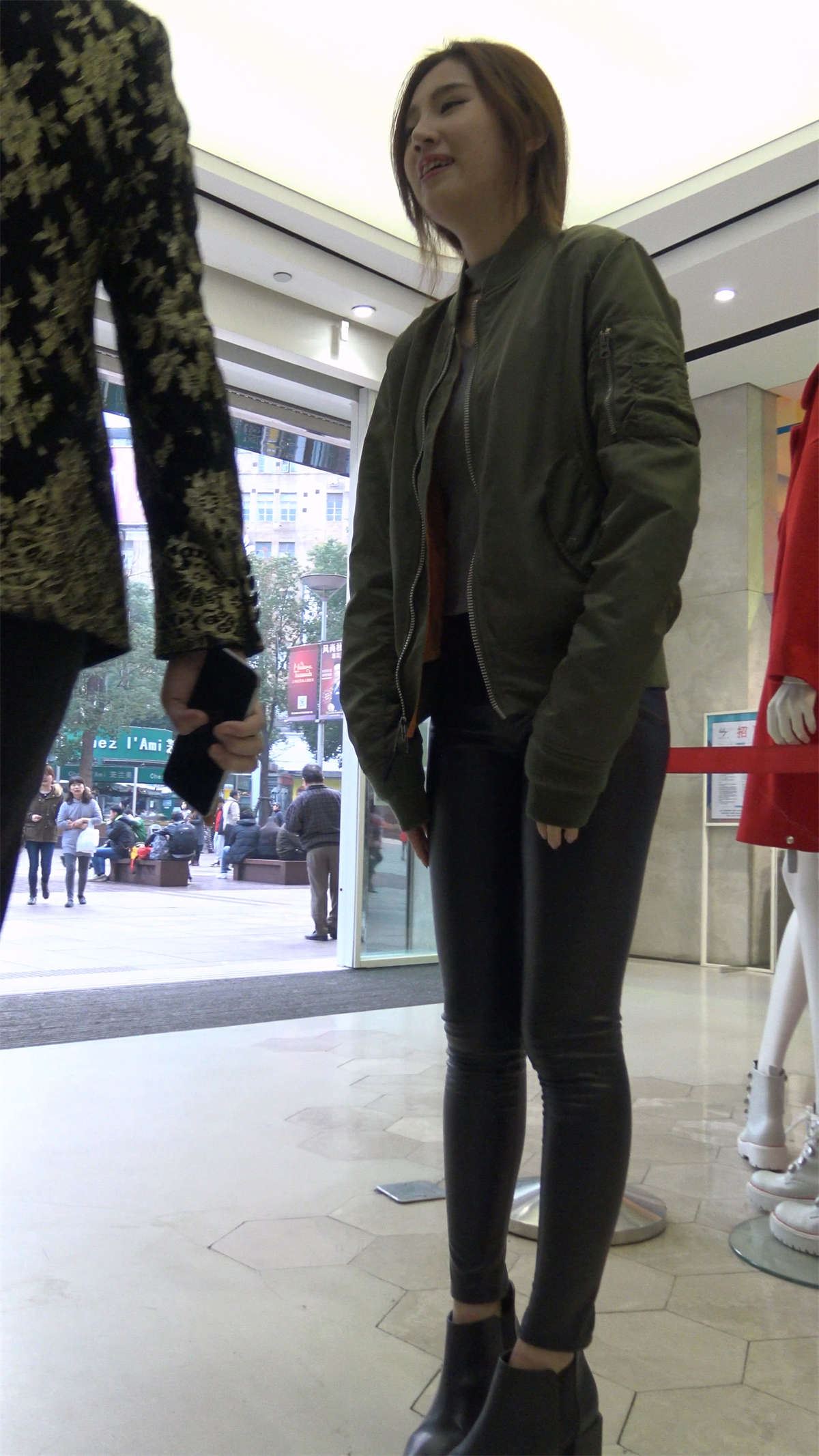 紧身皮裤美丽小姐姐买衣服