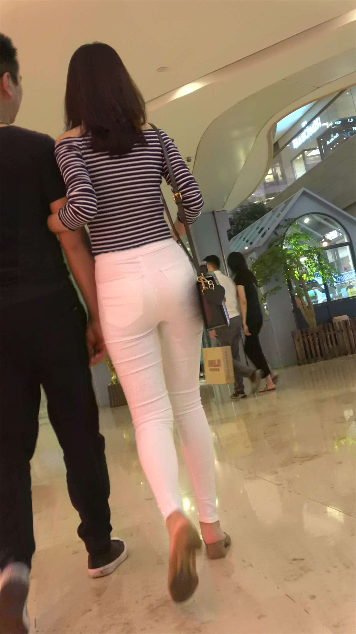好身材条纹T恤衫街拍紧身白裤美女