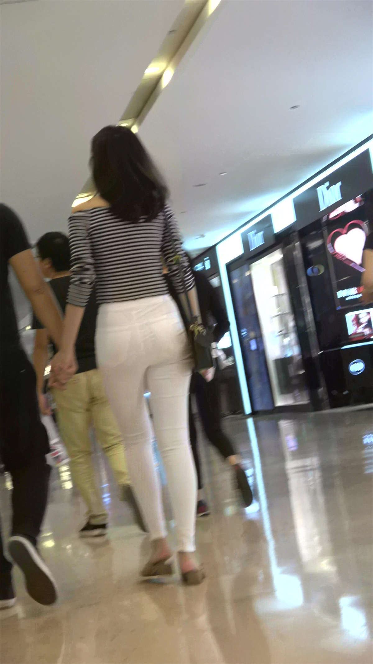 好身材条纹T恤衫街拍紧身白裤美女