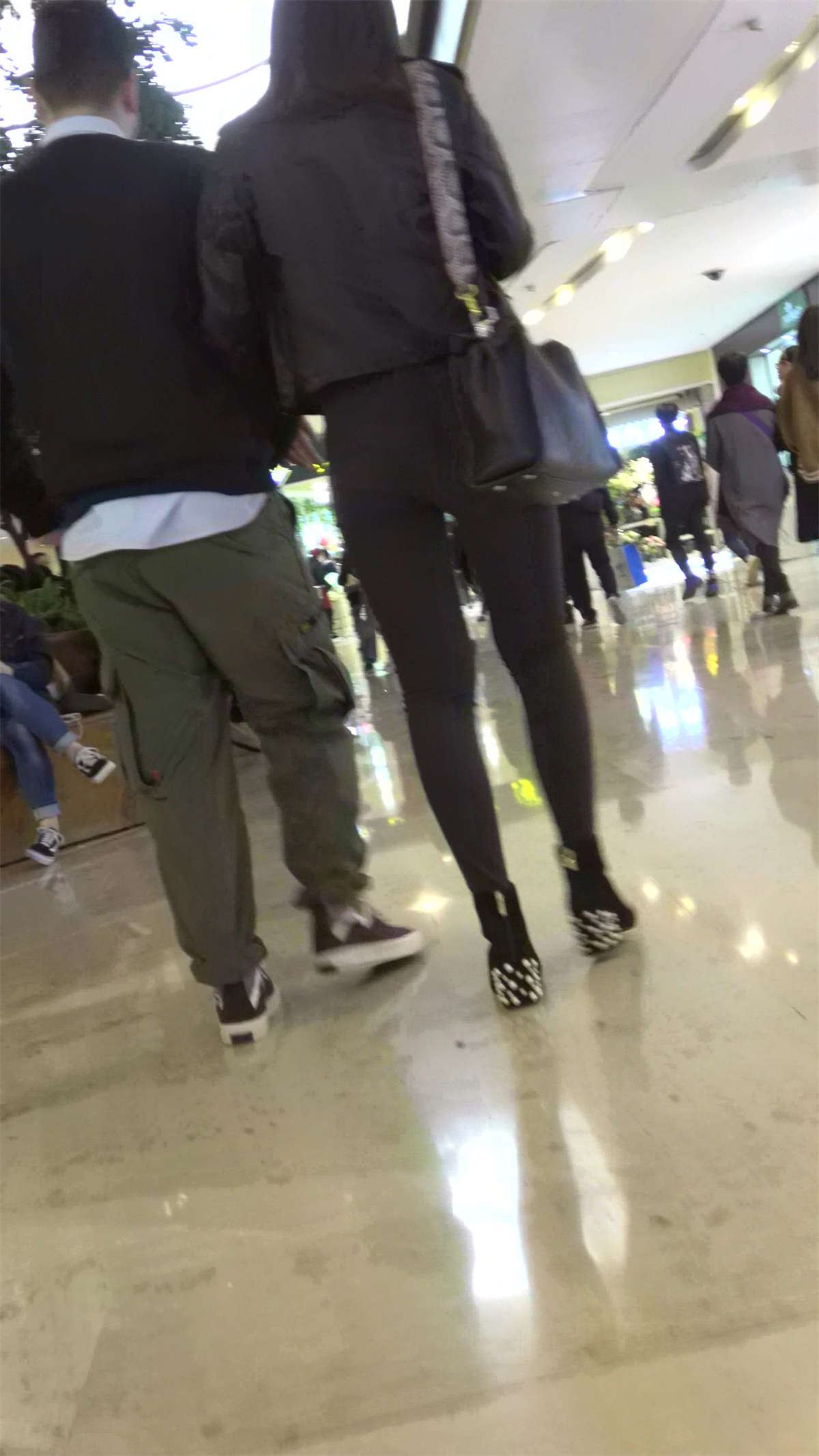 商场偶遇黑衣黑裤气质美女