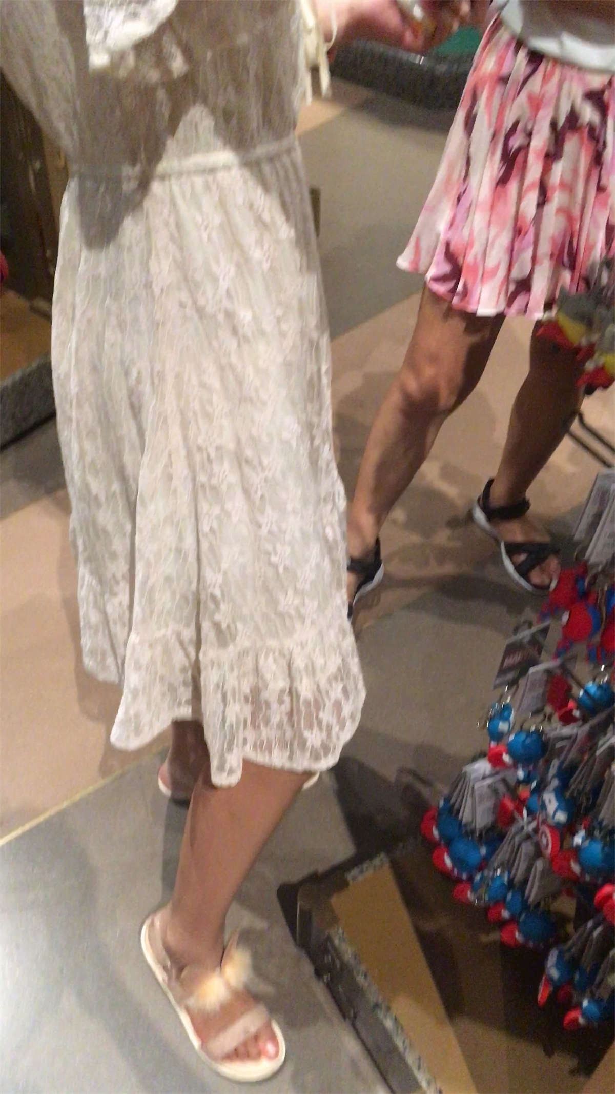 白色连衣裙小妹