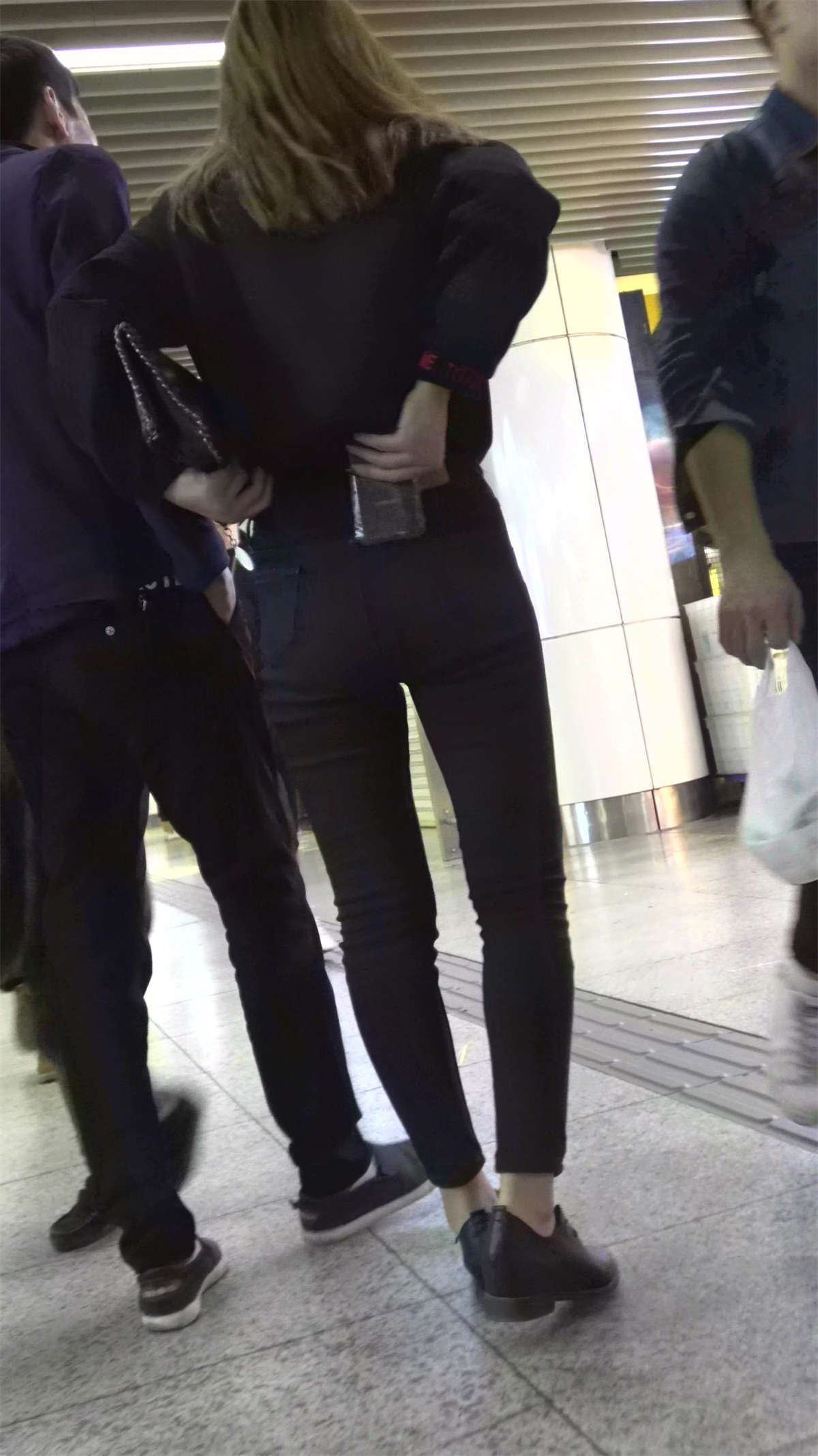 商场偶遇黑衣黑裤气质美女