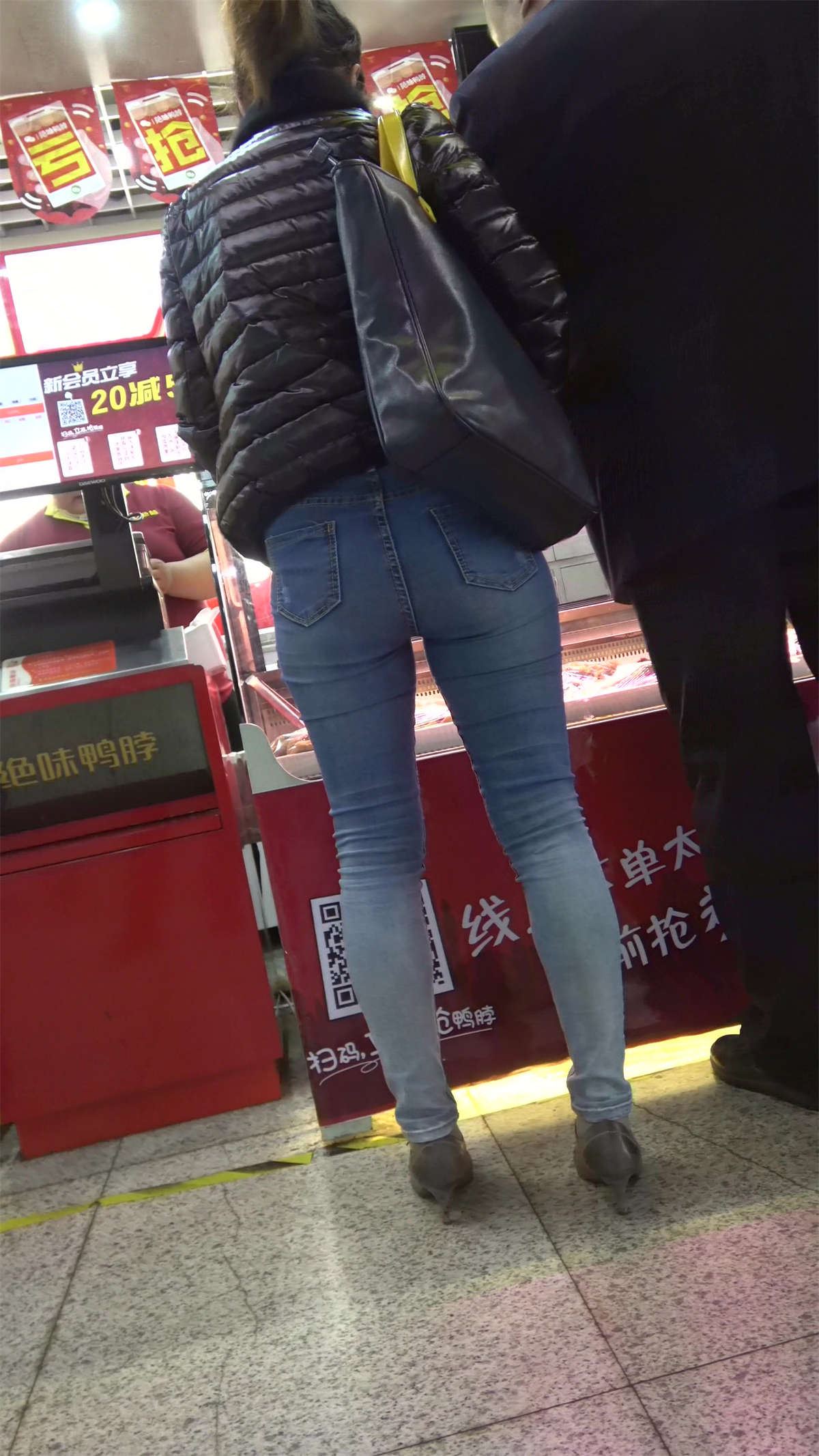 逛商场偶遇紧身蓝牛极品美臀
