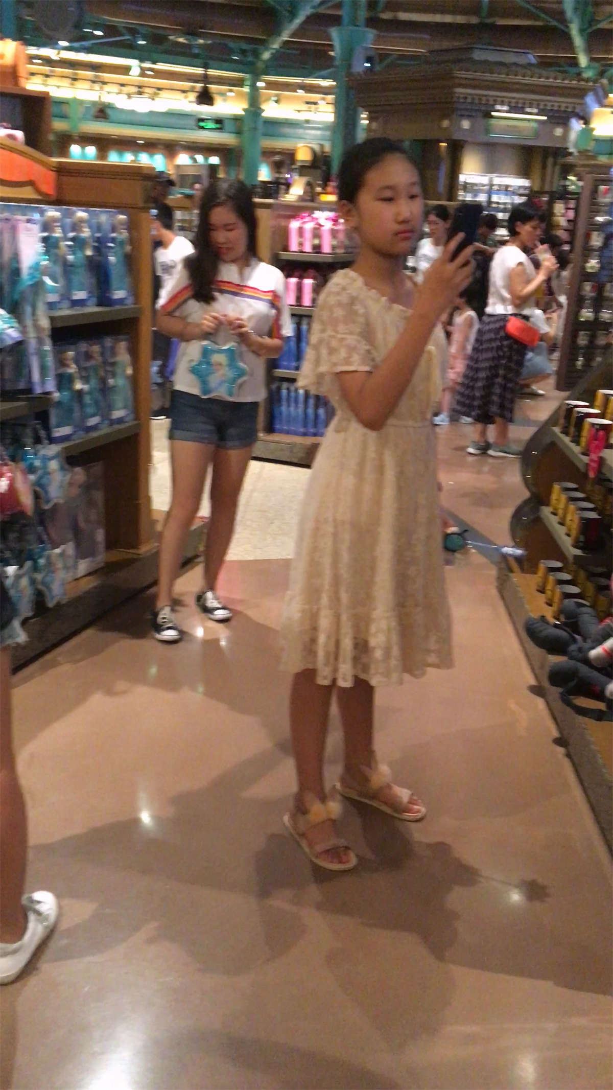 白色连衣裙小妹