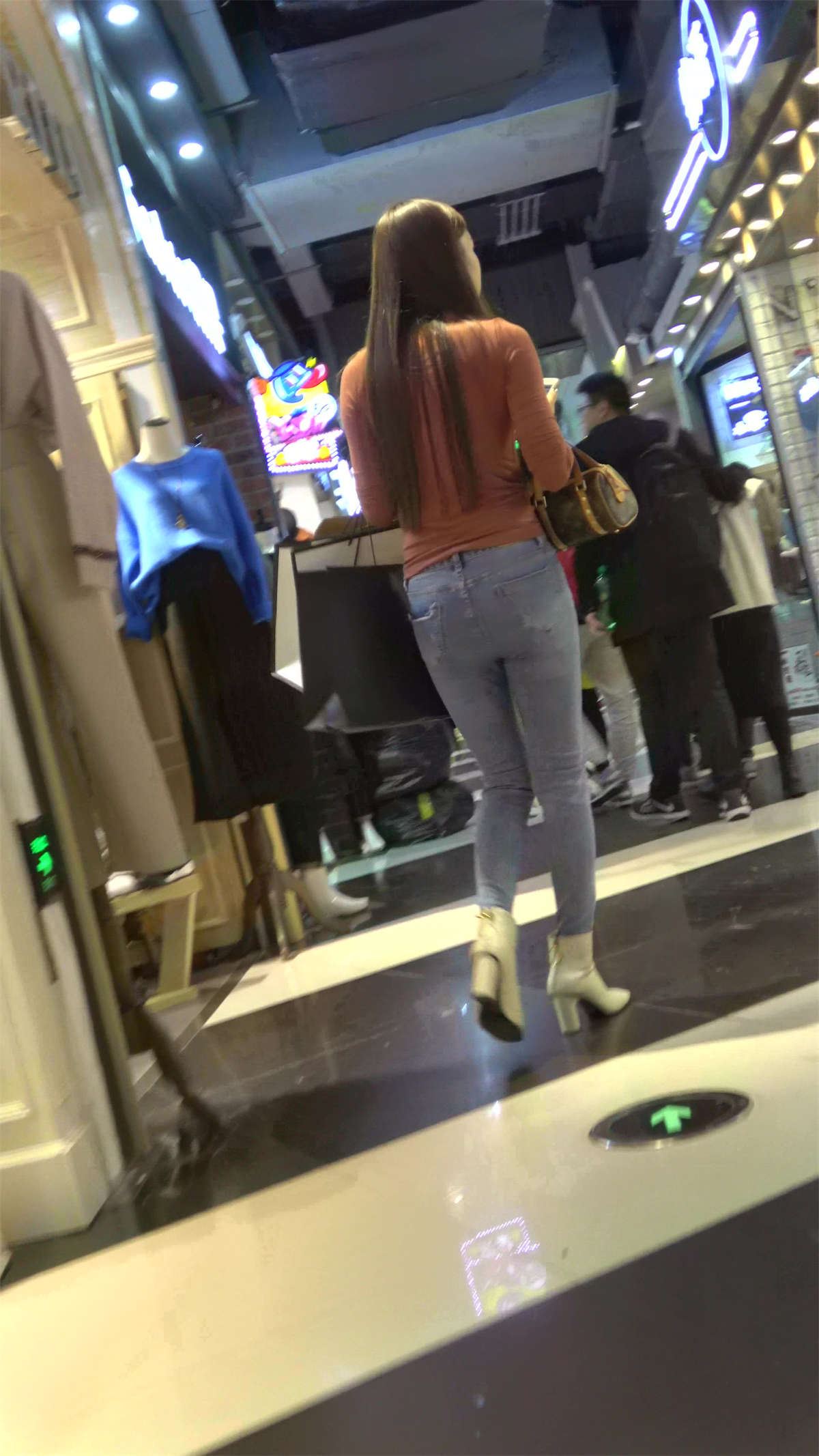 逛商场偶遇紧身蓝牛极品美臀