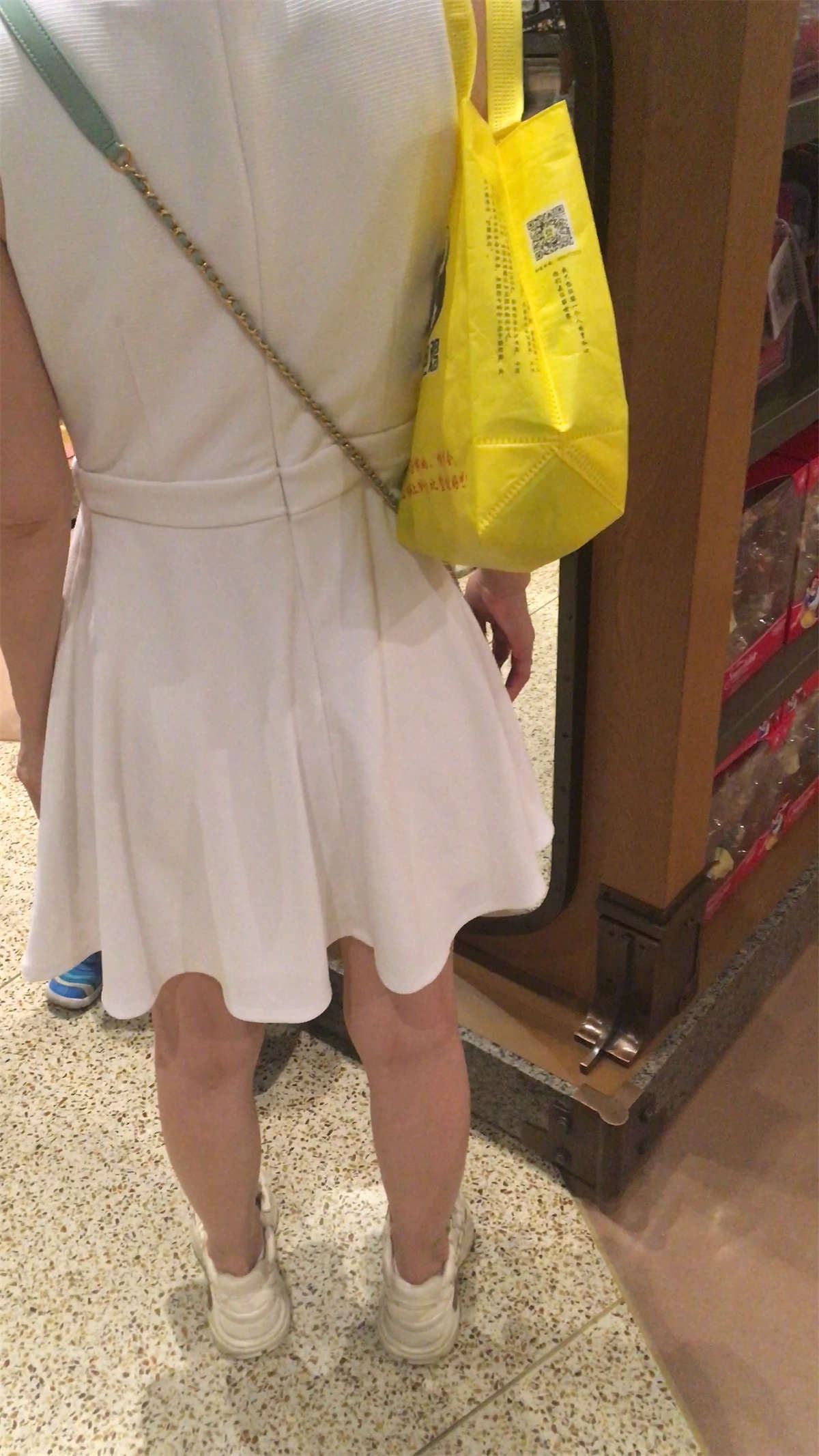白色连衣裙少妇给女儿买洋娃娃